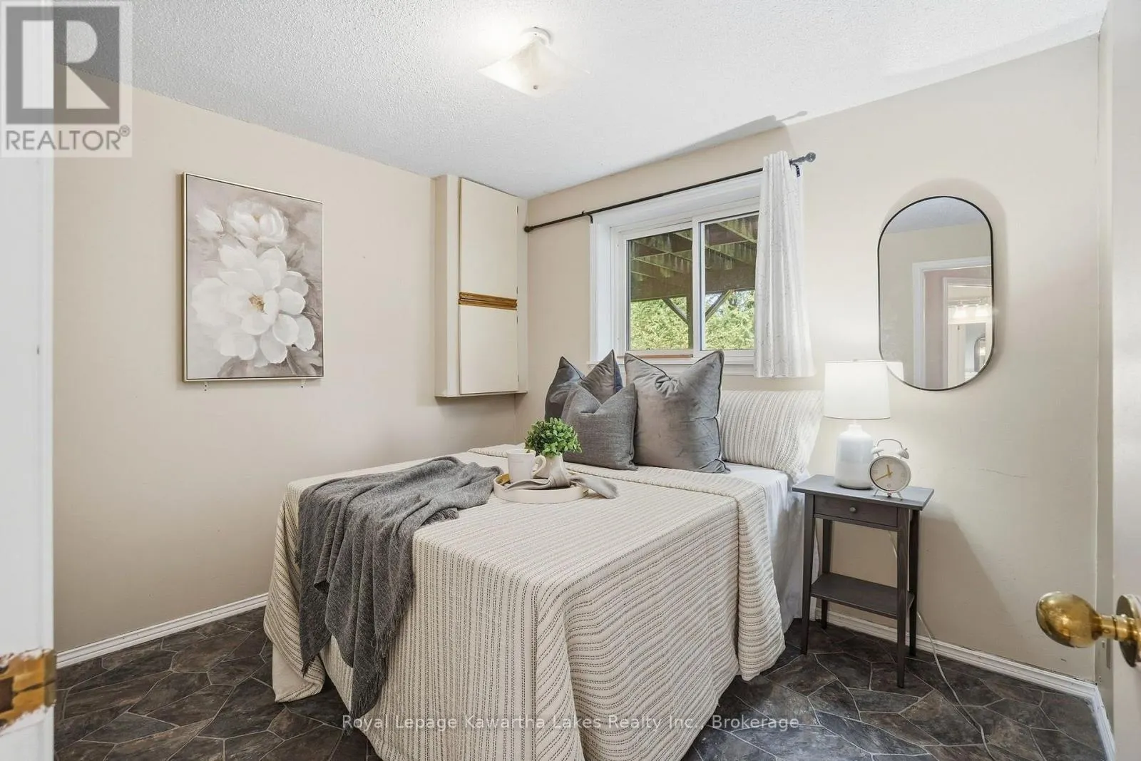 27 - 115 MARY STREET W #27