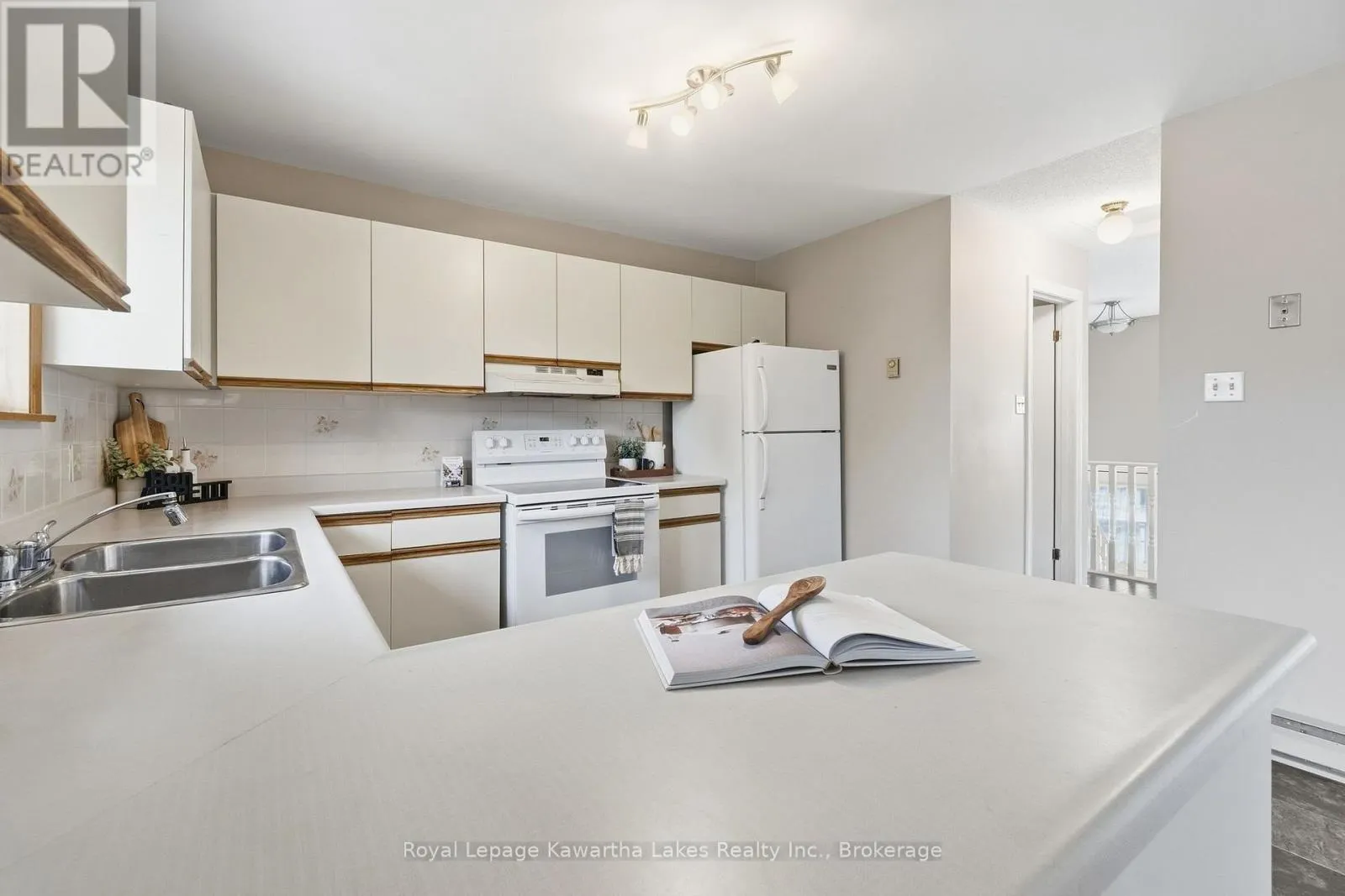 27 - 115 MARY STREET W #27