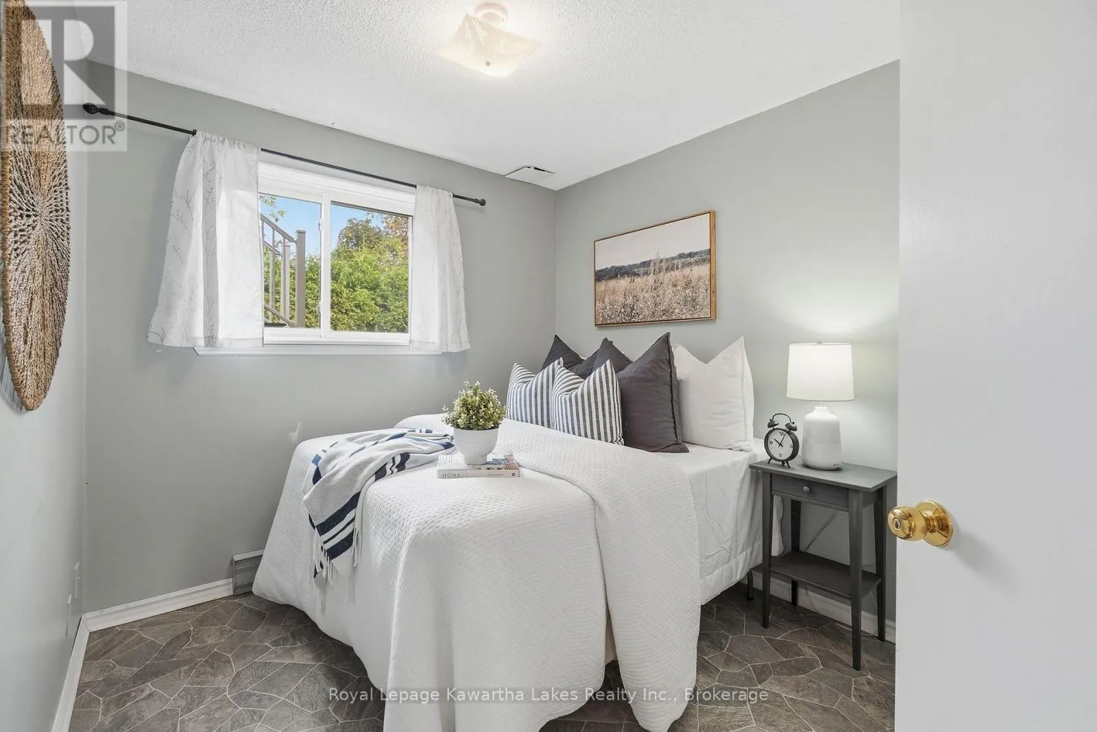 27 - 115 MARY STREET W #27