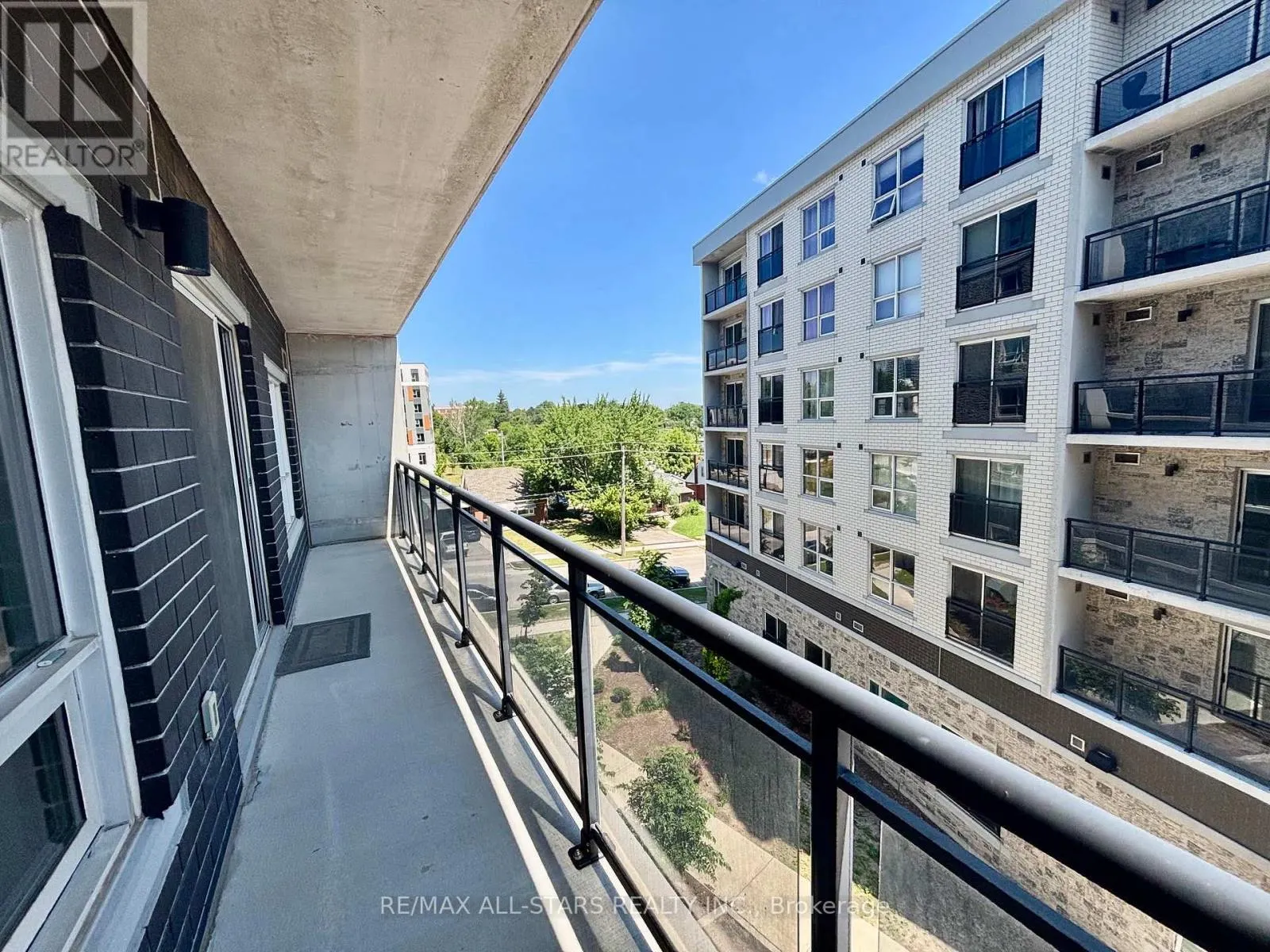 307 - 275 LARCH STREET