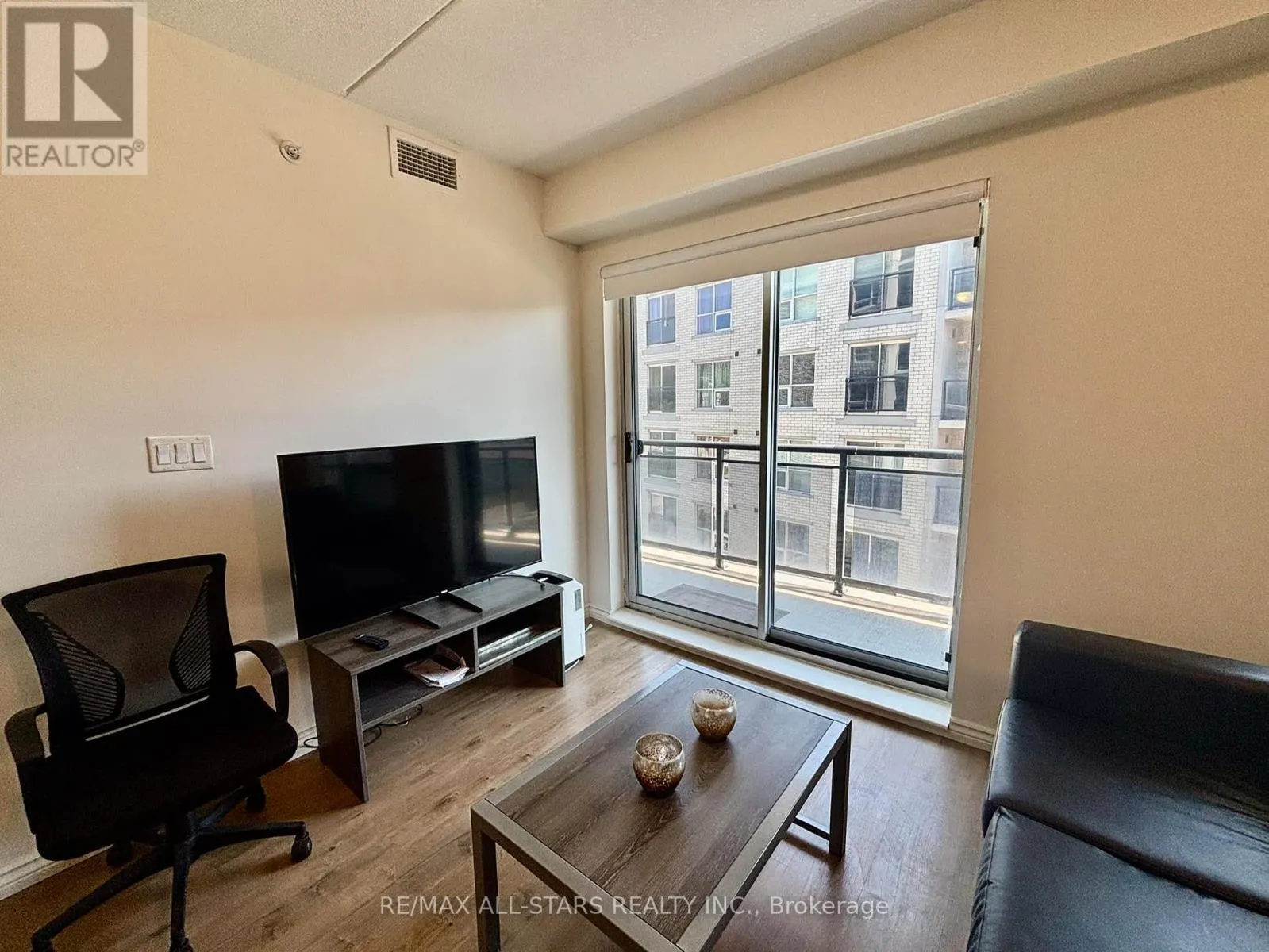 307 - 275 LARCH STREET
