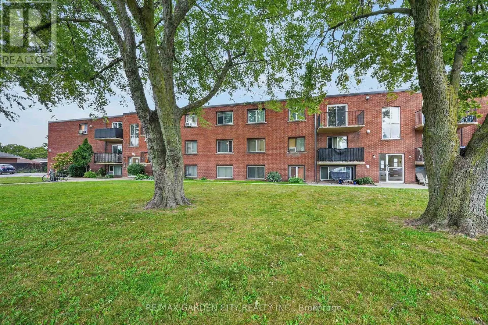 37 - 452 CARLTON STREET S #37