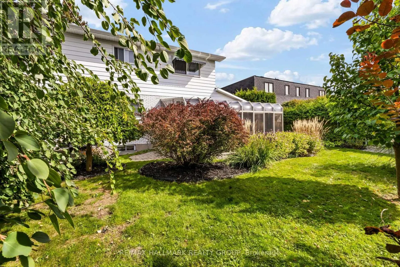 932 DRESDEN CRESCENT