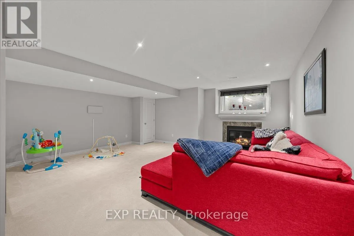 255 SHINLEAF CRESCENT