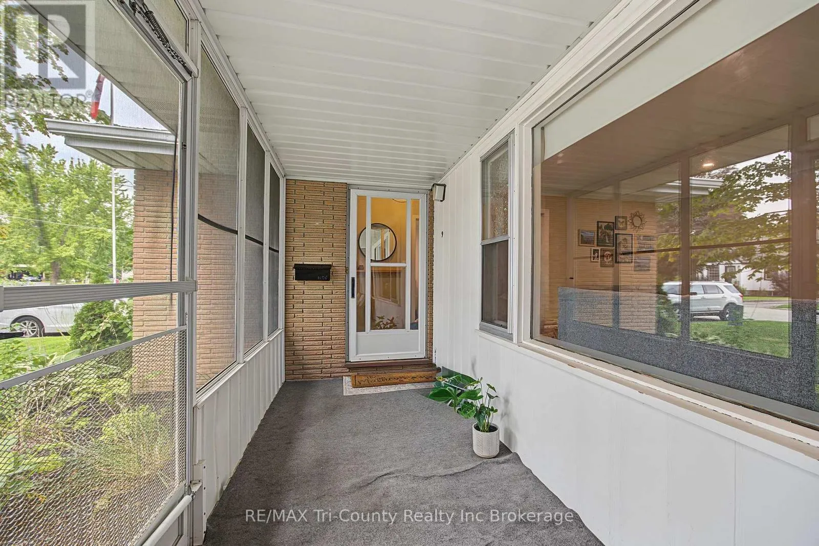 9 PARKSIDE DRIVE