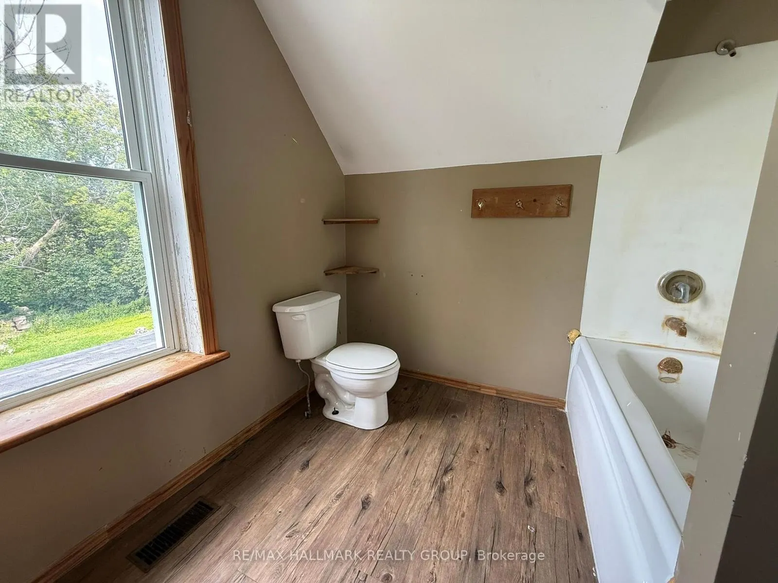 12 CIRCLE DRIVE S