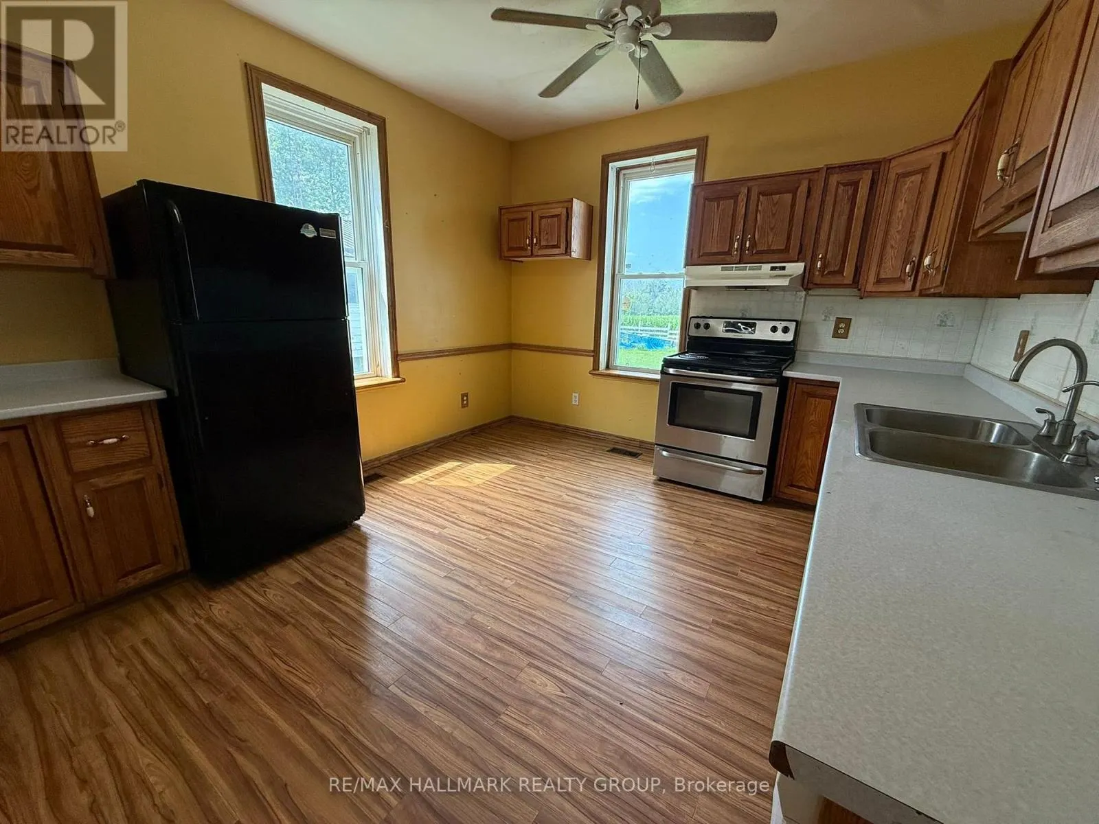 12 CIRCLE DRIVE S