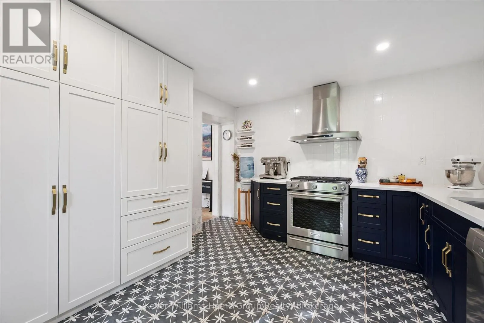 37 ARTHUR STREET N