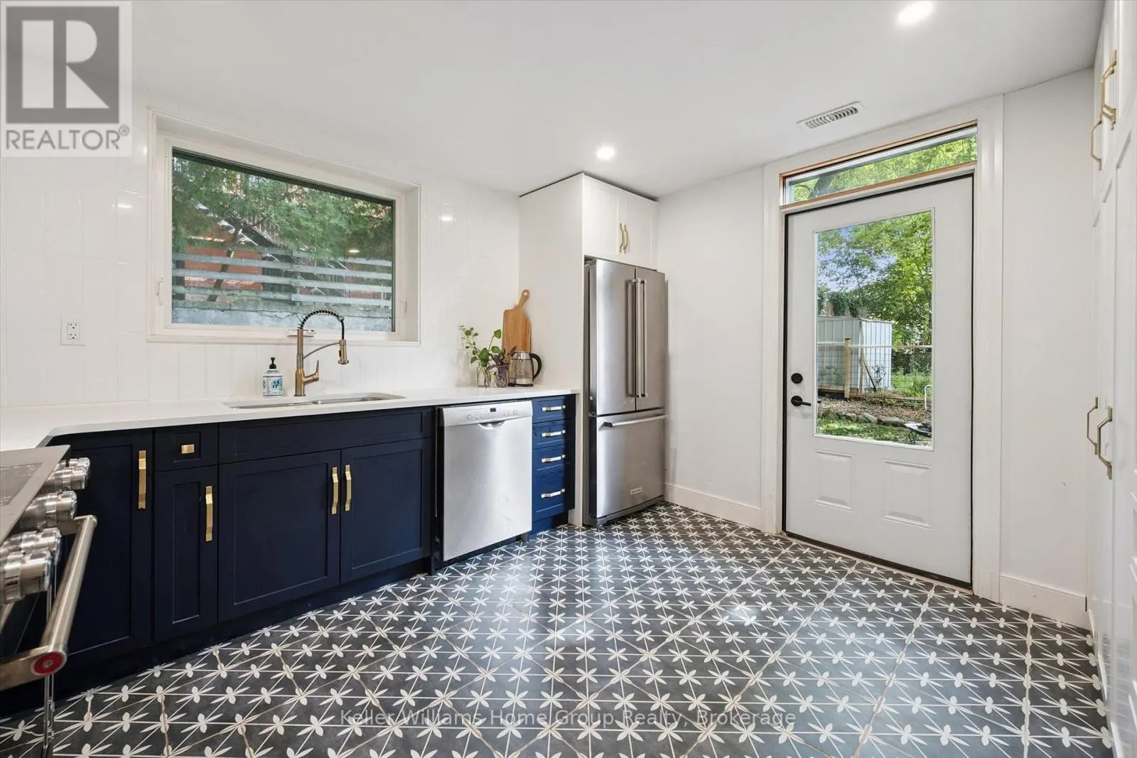 37 ARTHUR STREET N