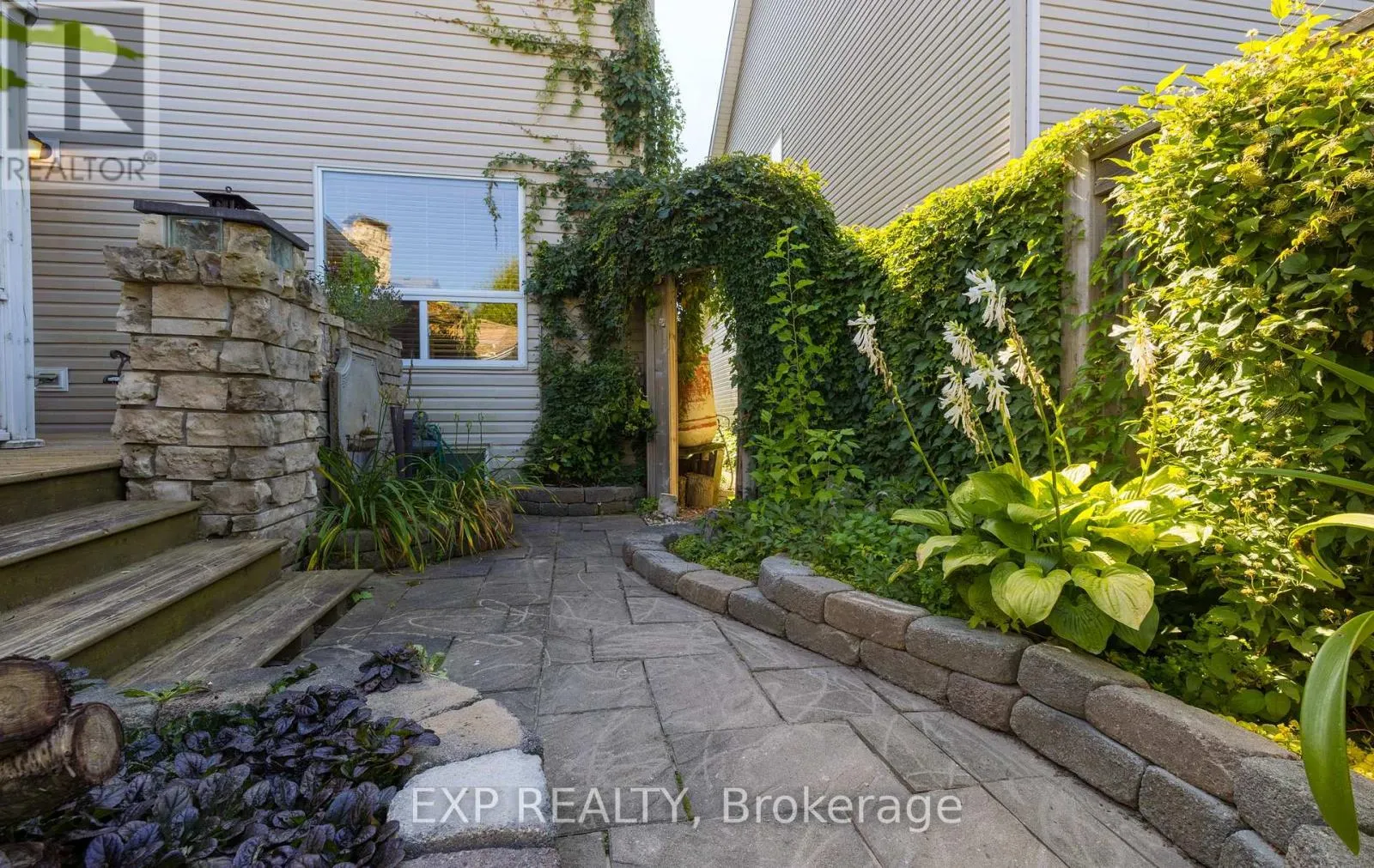 105 HAMPSON CRESCENT