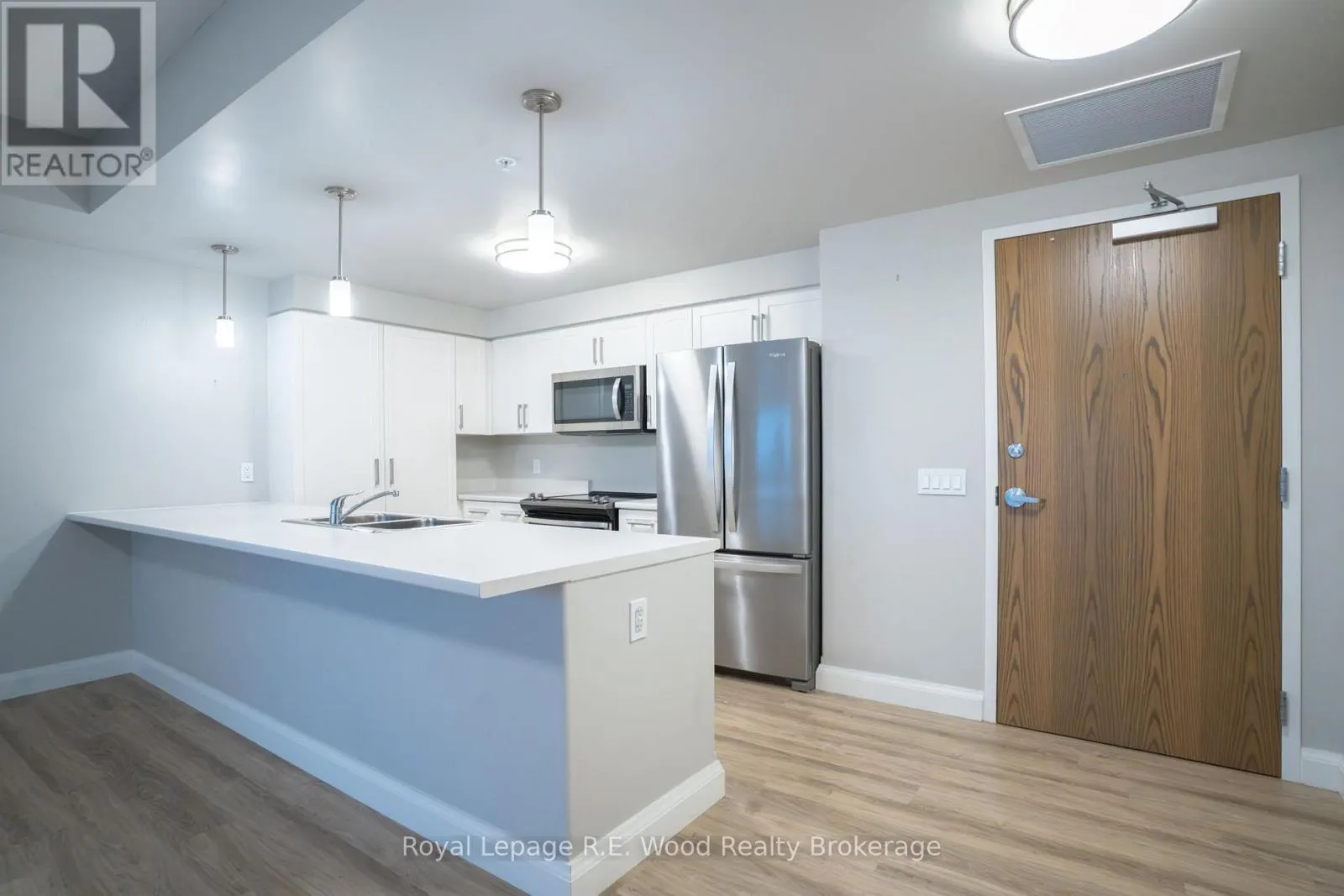 202 - 8 CENTRE STREET #202