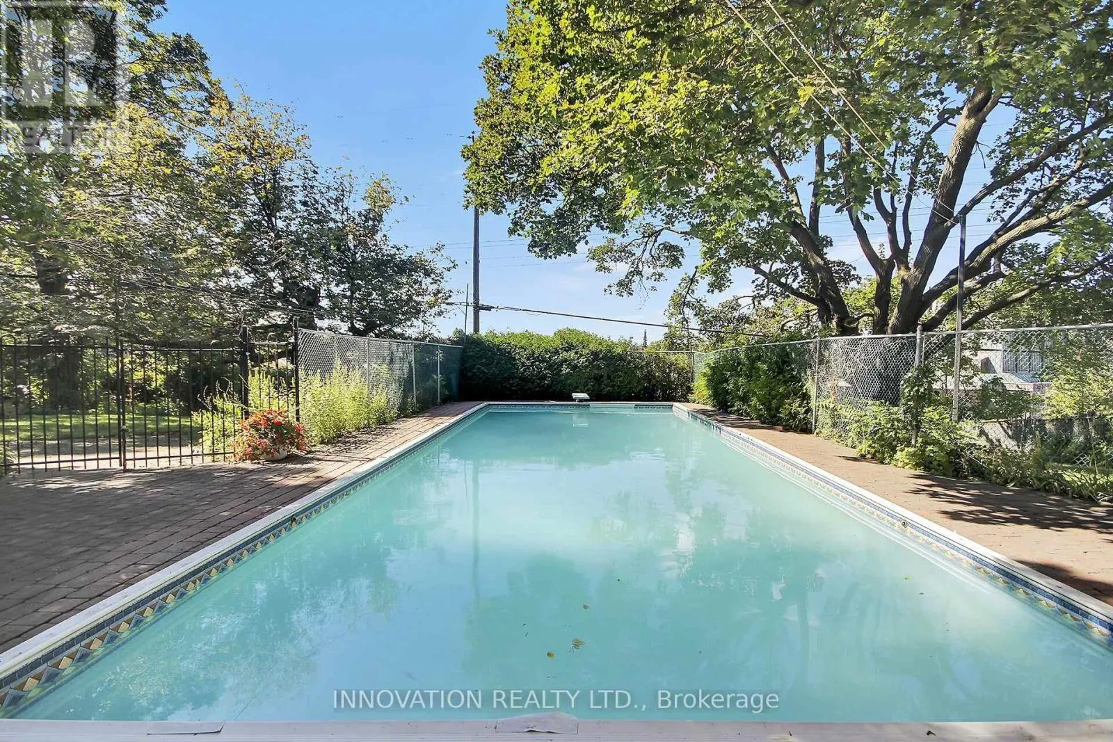 1136 CASTLE HILL CRESCENT