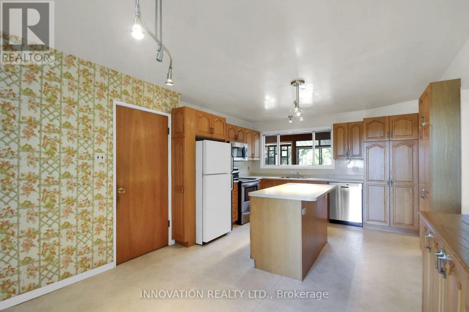 1136 CASTLE HILL CRESCENT