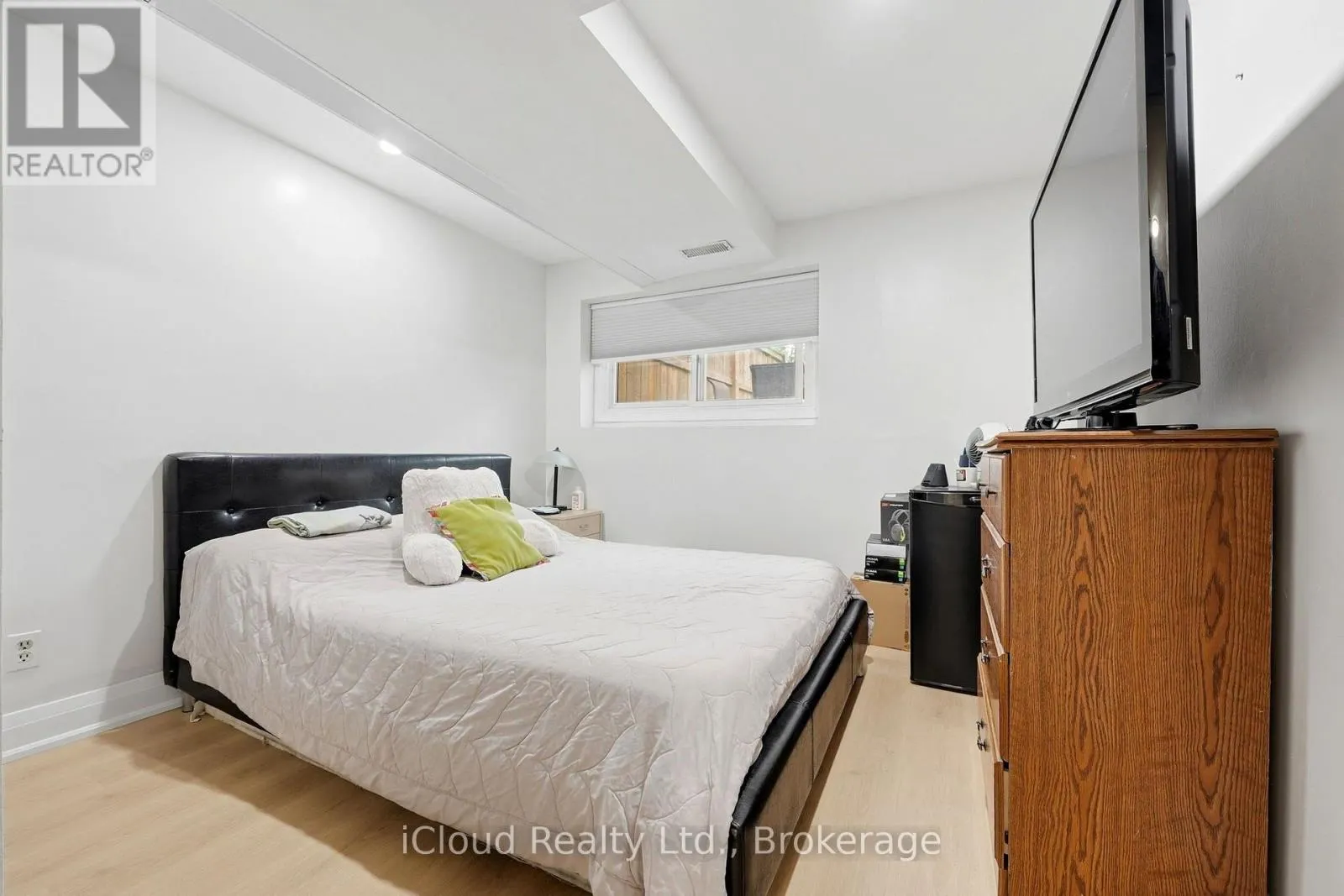 3 MANLEY CRESCENT