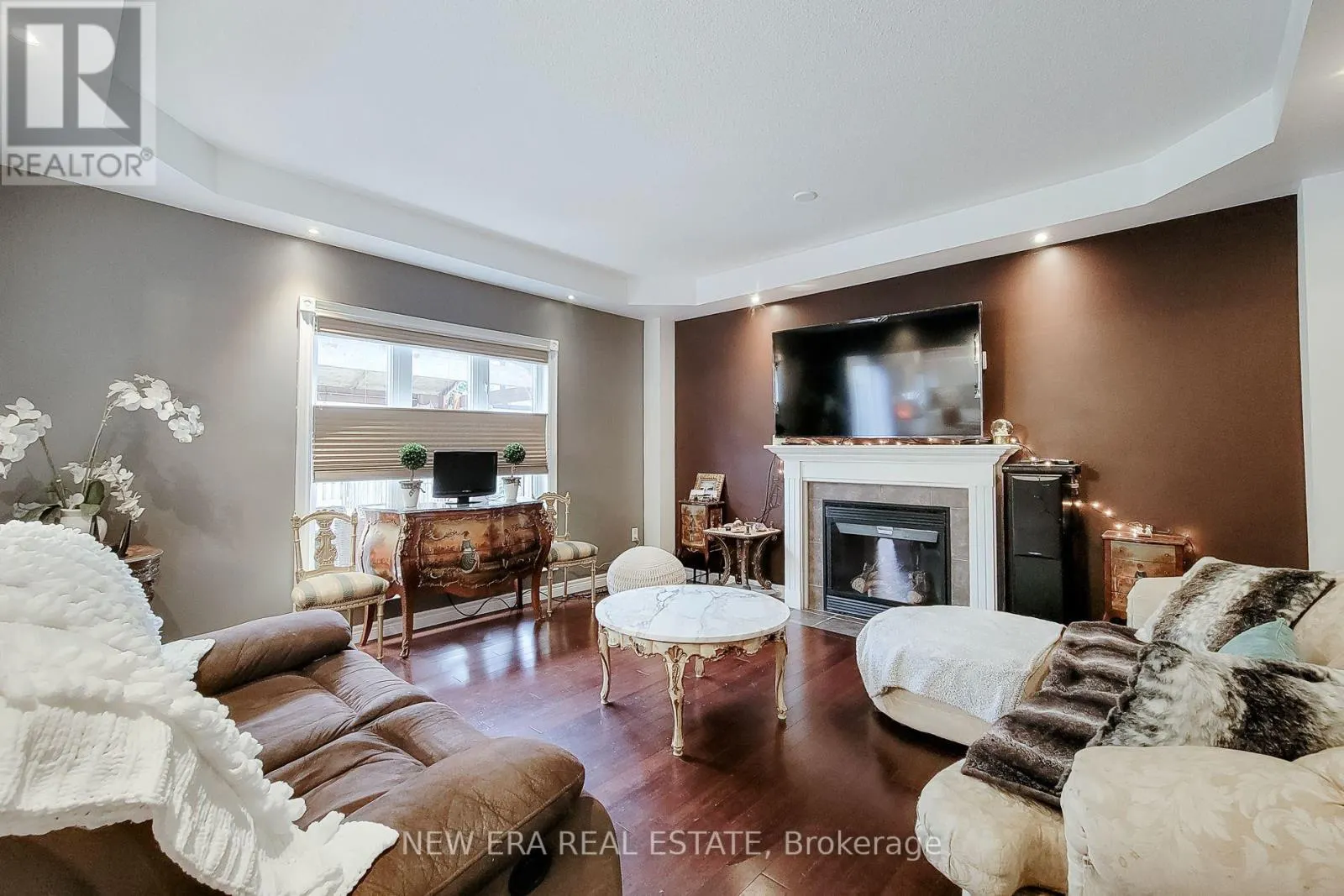 214 CLOVERLEAF DRIVE