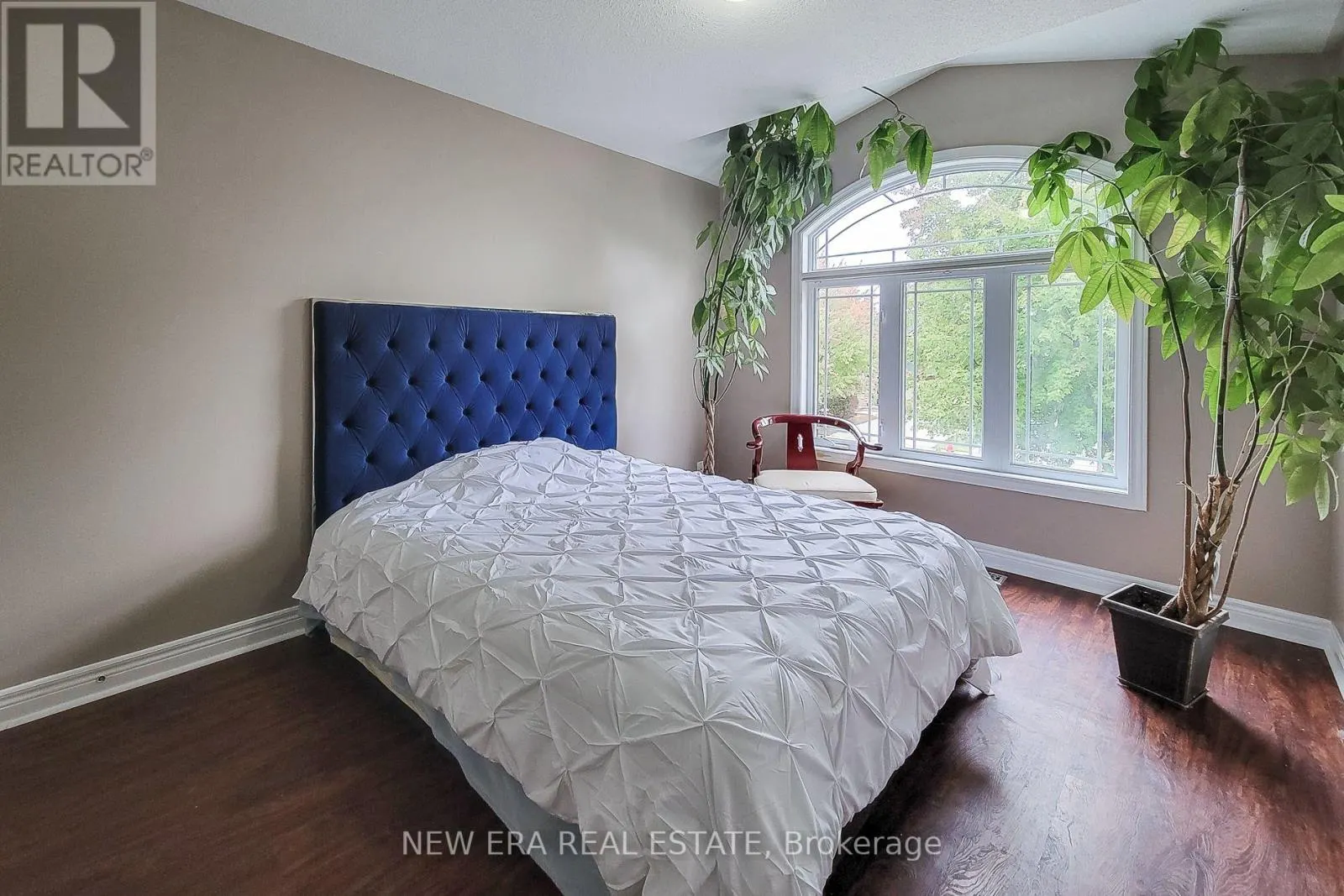 214 CLOVERLEAF DRIVE