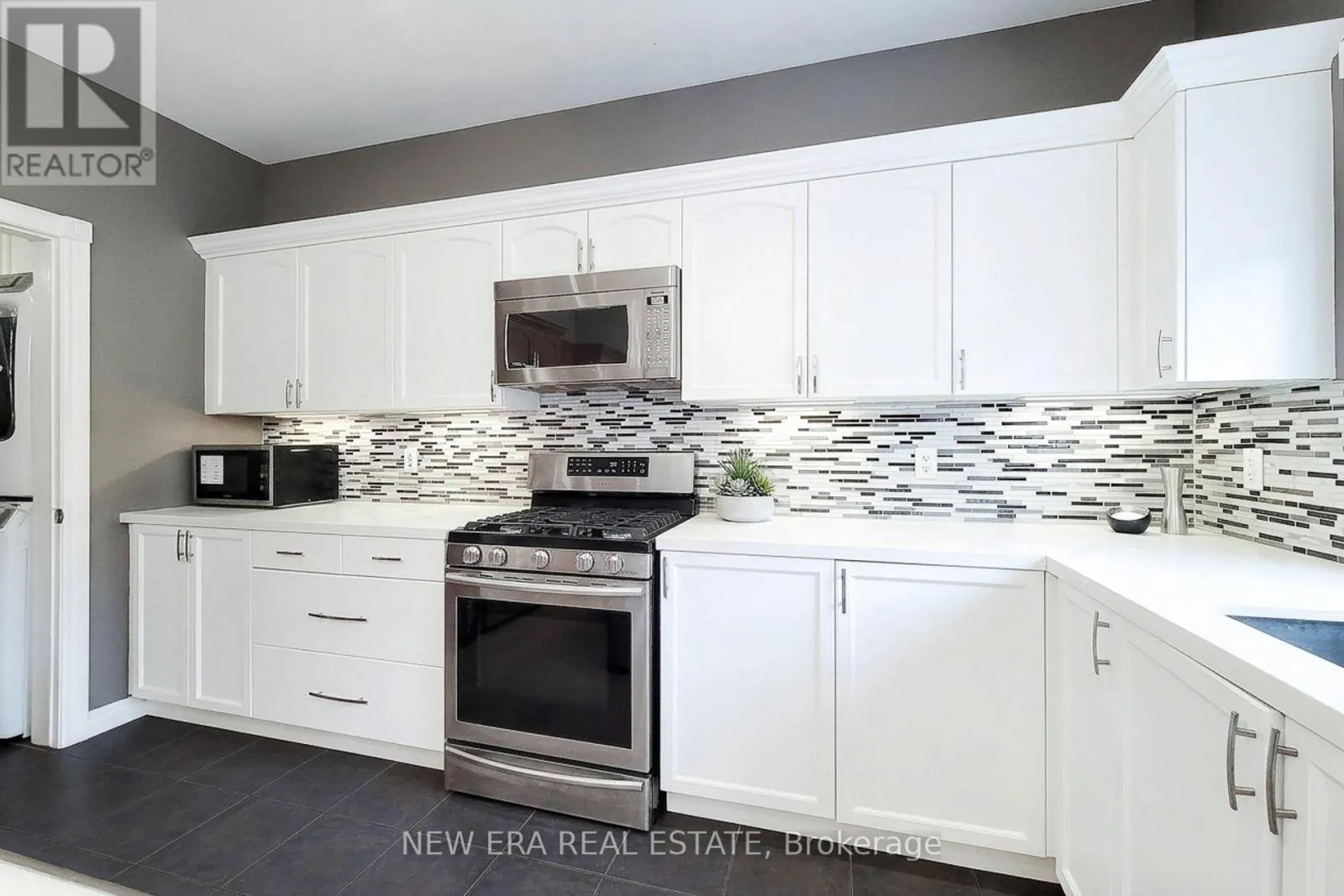 214 CLOVERLEAF DRIVE