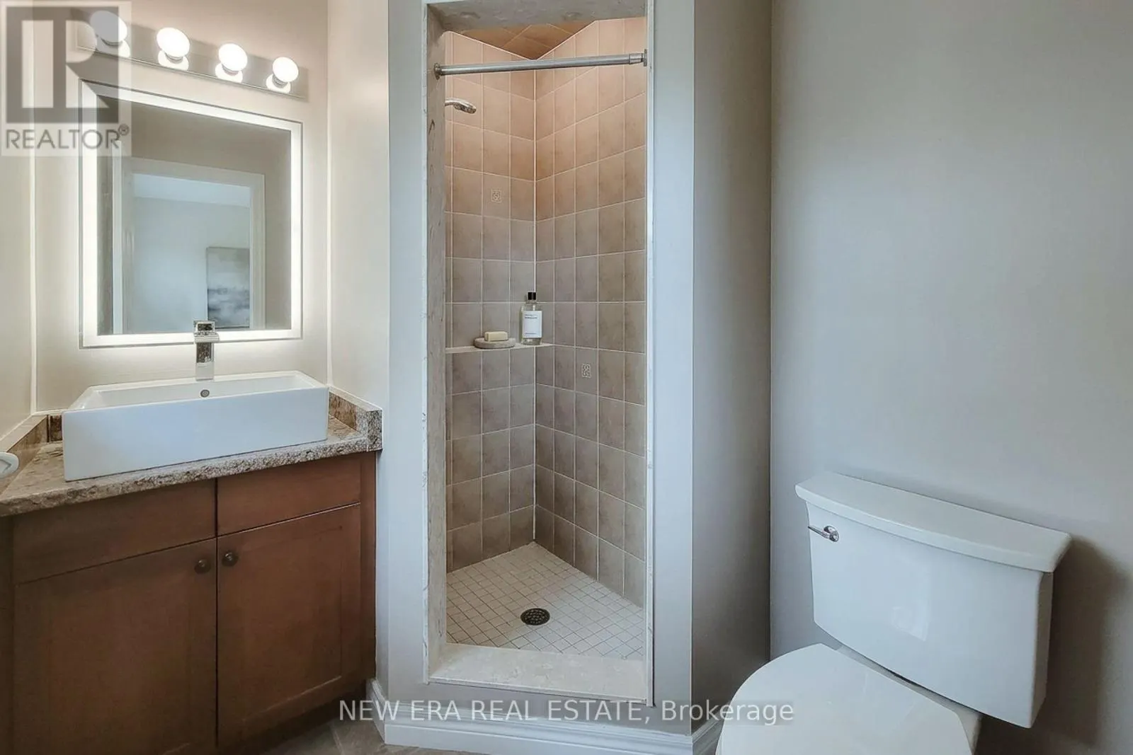 214 CLOVERLEAF DRIVE