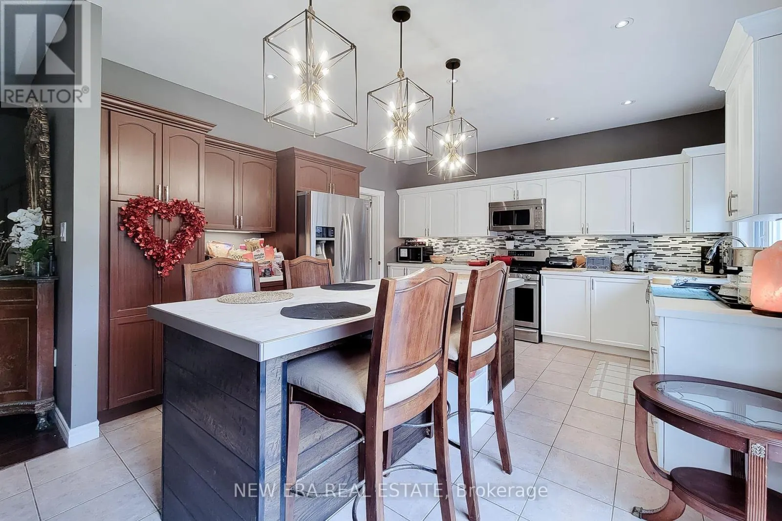 214 CLOVERLEAF DRIVE