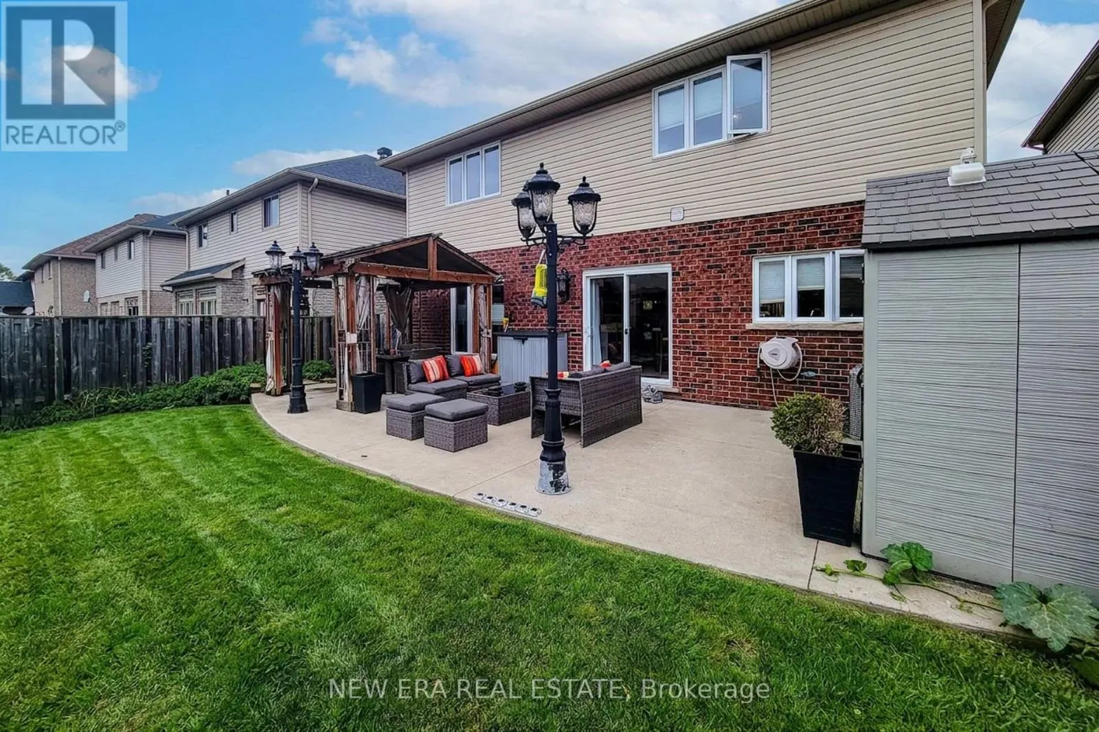 214 CLOVERLEAF DRIVE