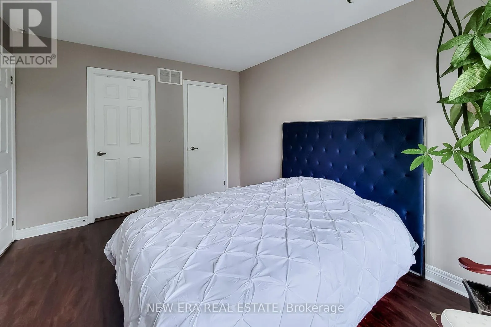 214 CLOVERLEAF DRIVE