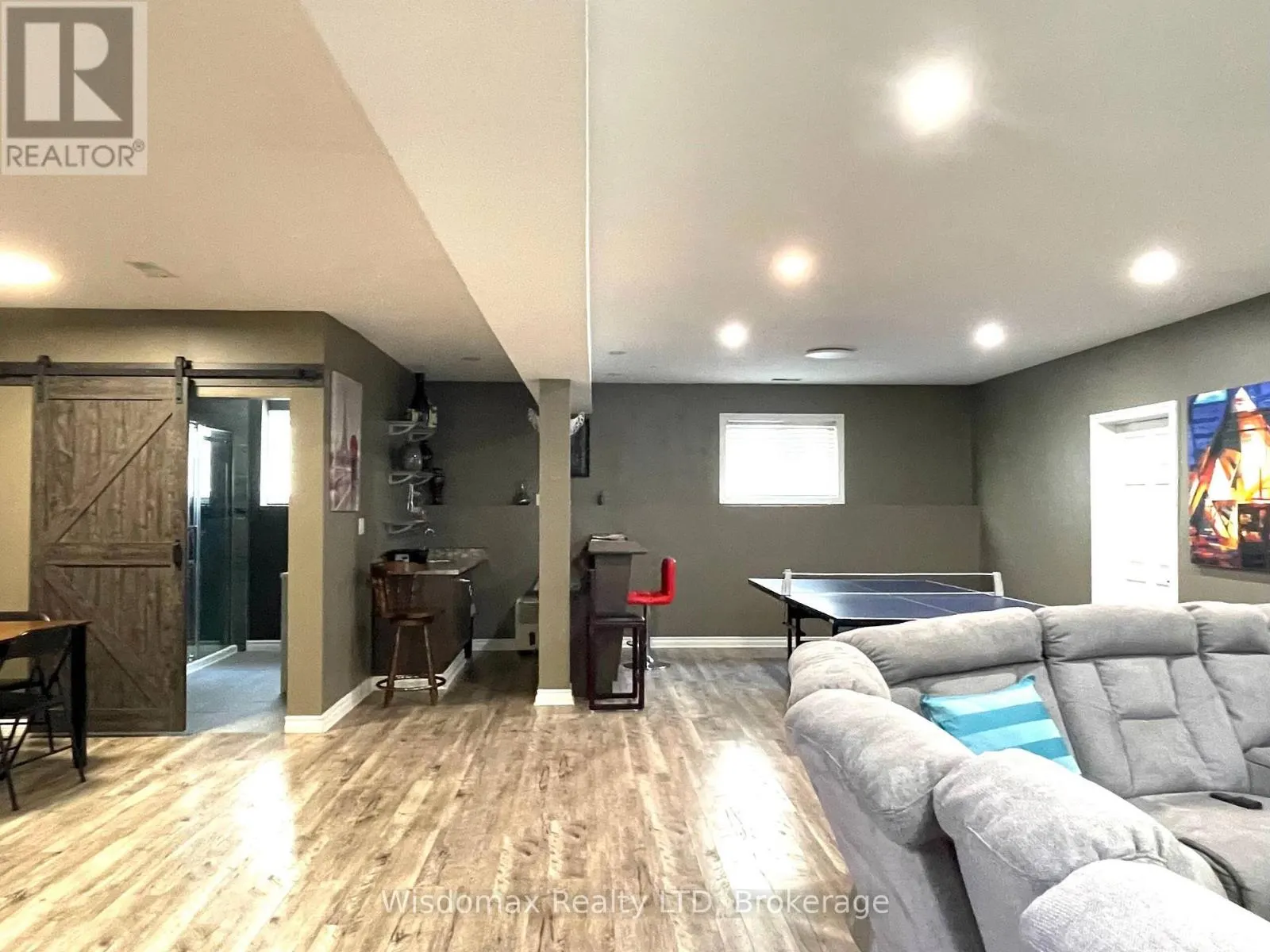 8272 WOODSVIEW CRESCENT