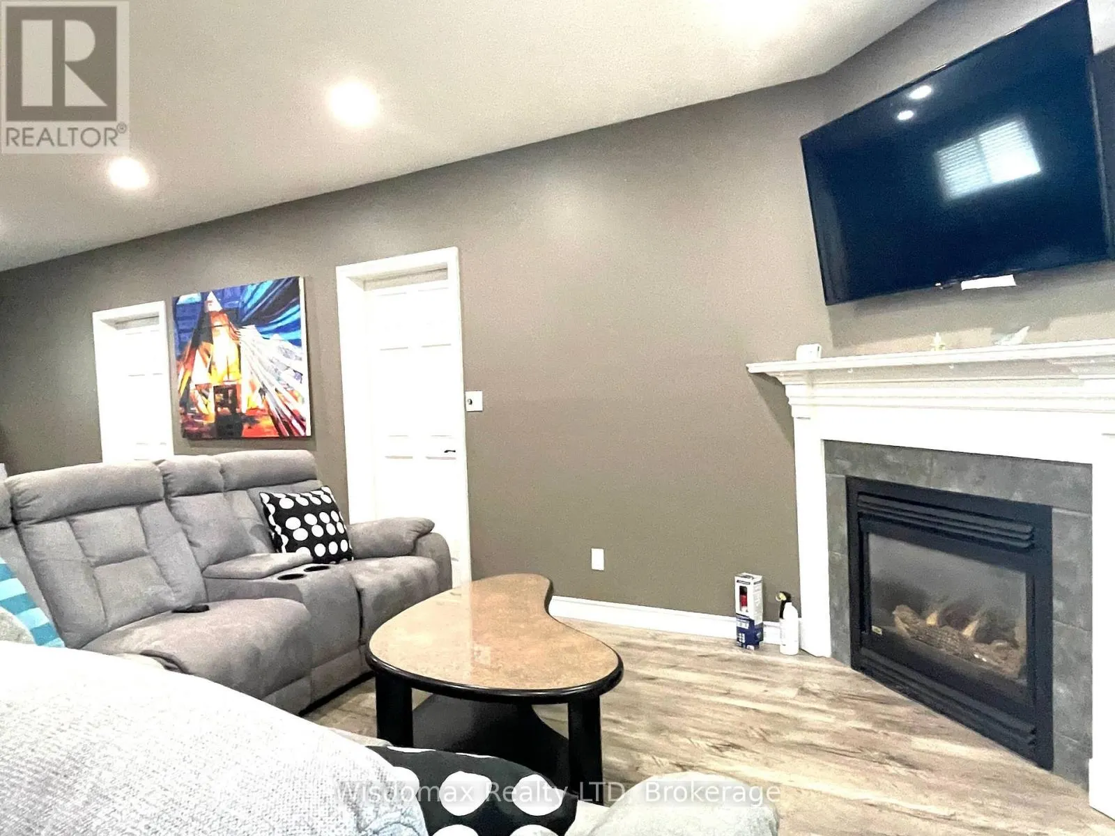 8272 WOODSVIEW CRESCENT