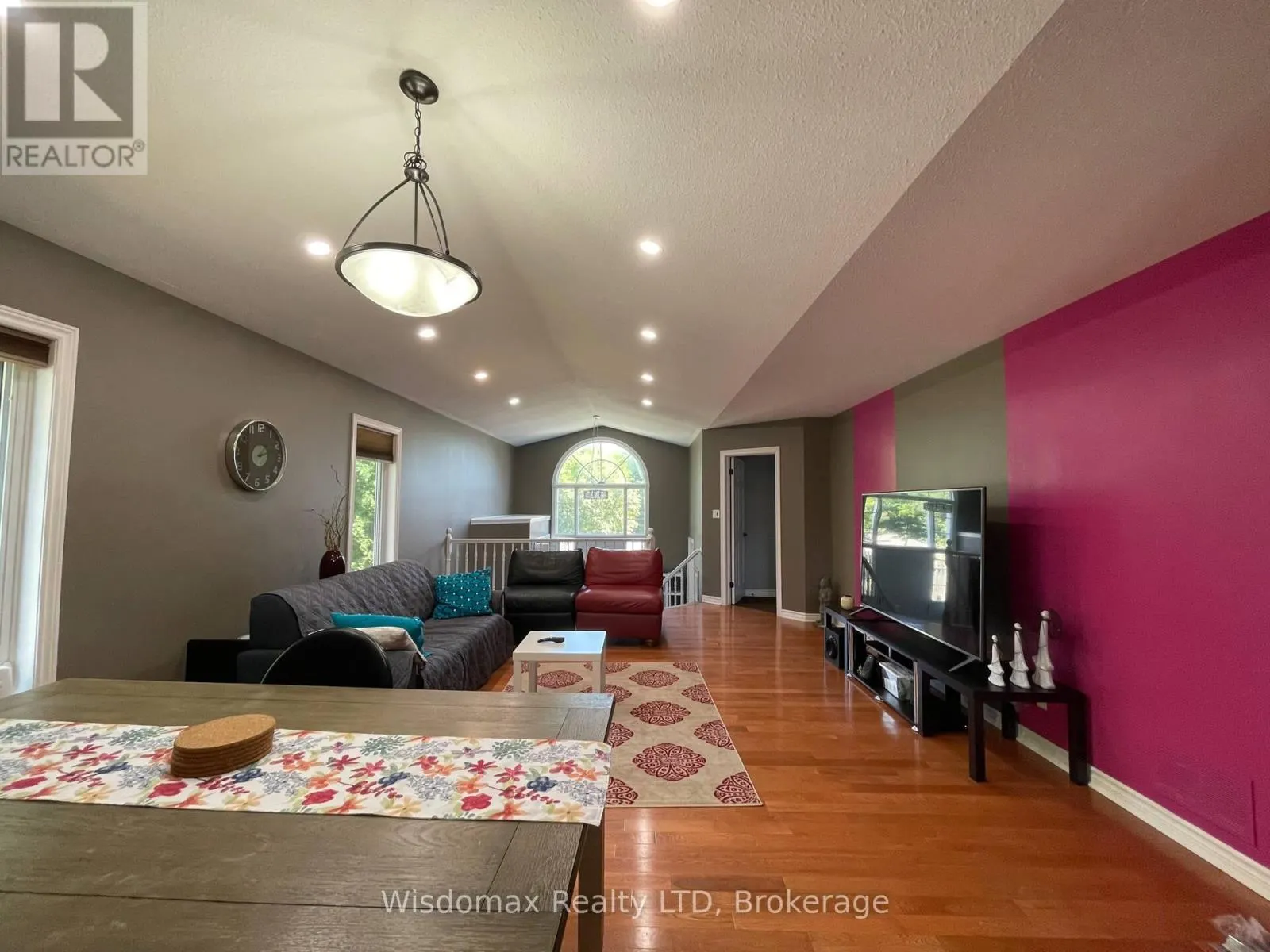 8272 WOODSVIEW CRESCENT