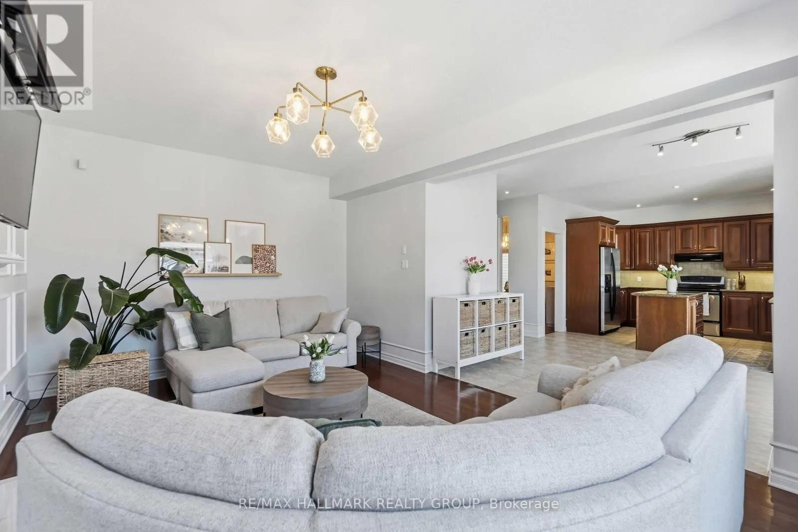 212 JANET WAY