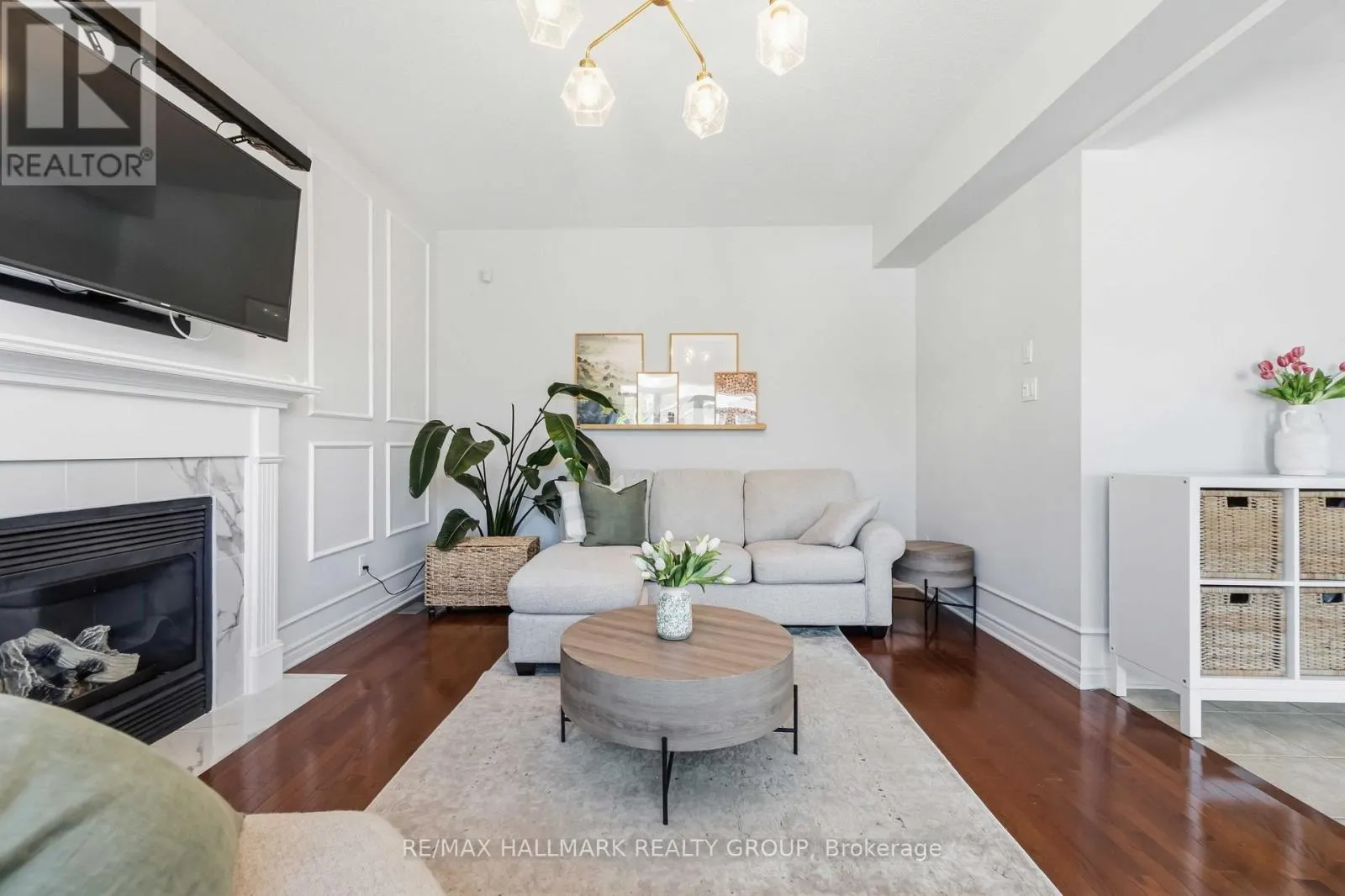 212 JANET WAY
