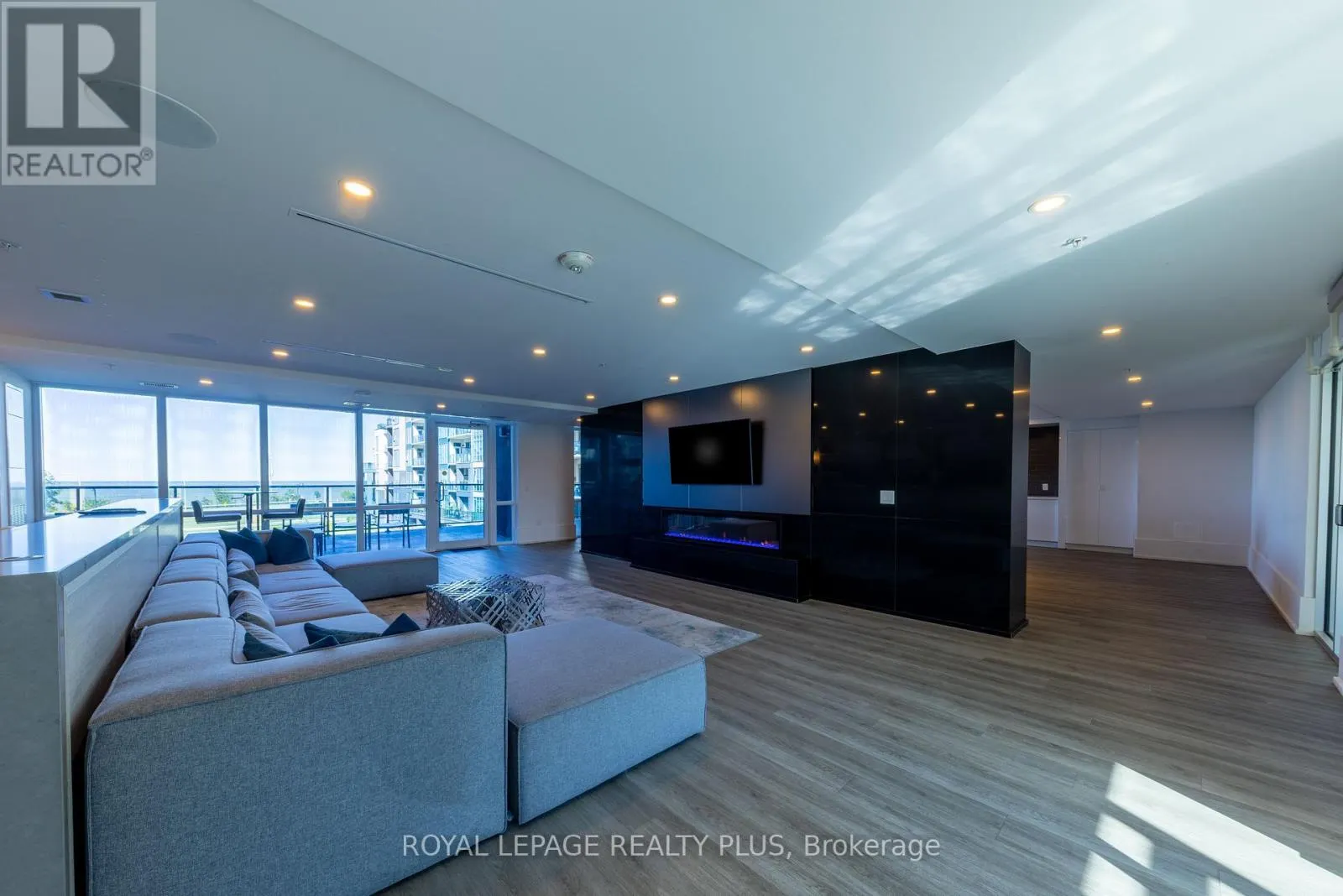 306 - 16 CONCORD PLACE