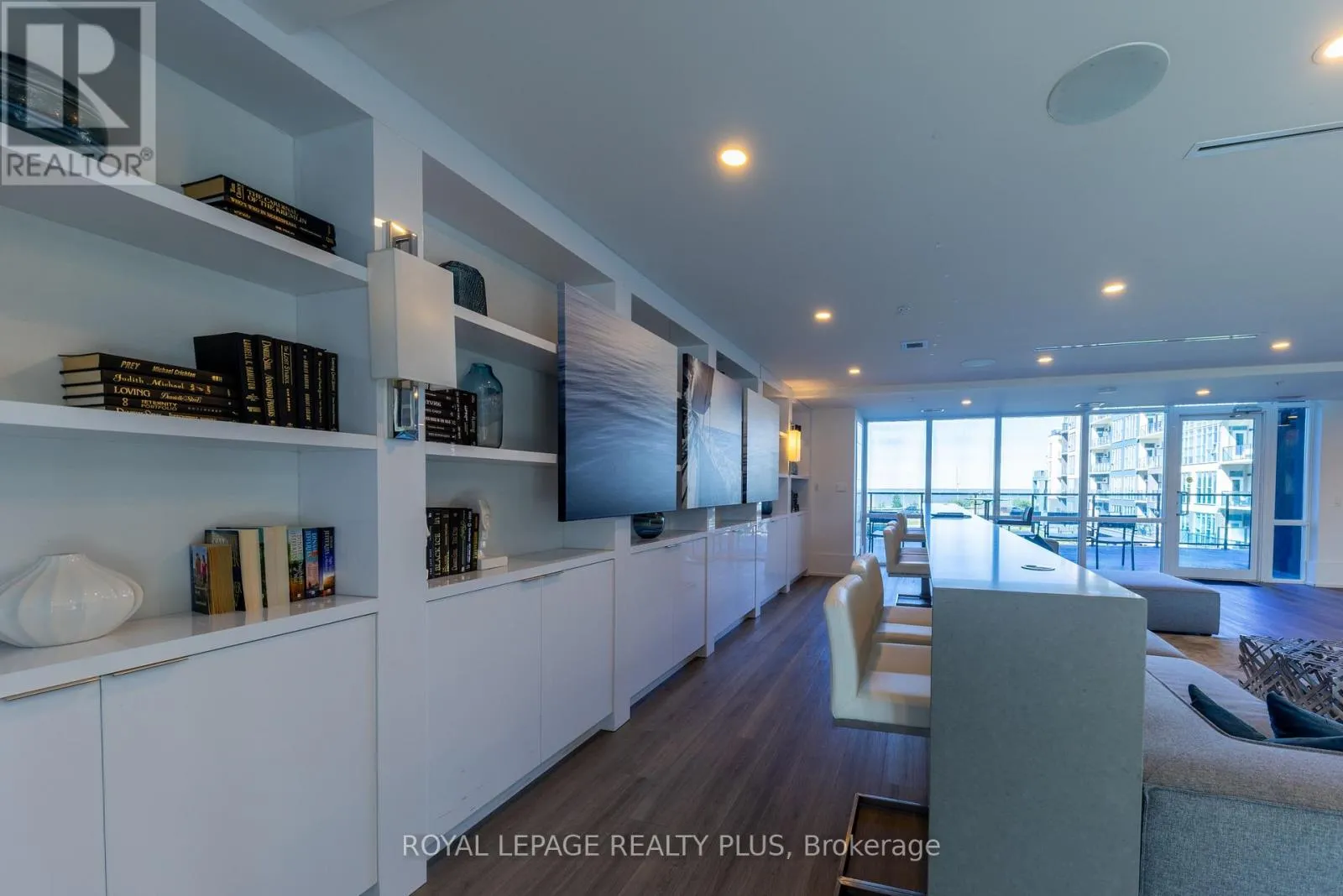 306 - 16 CONCORD PLACE