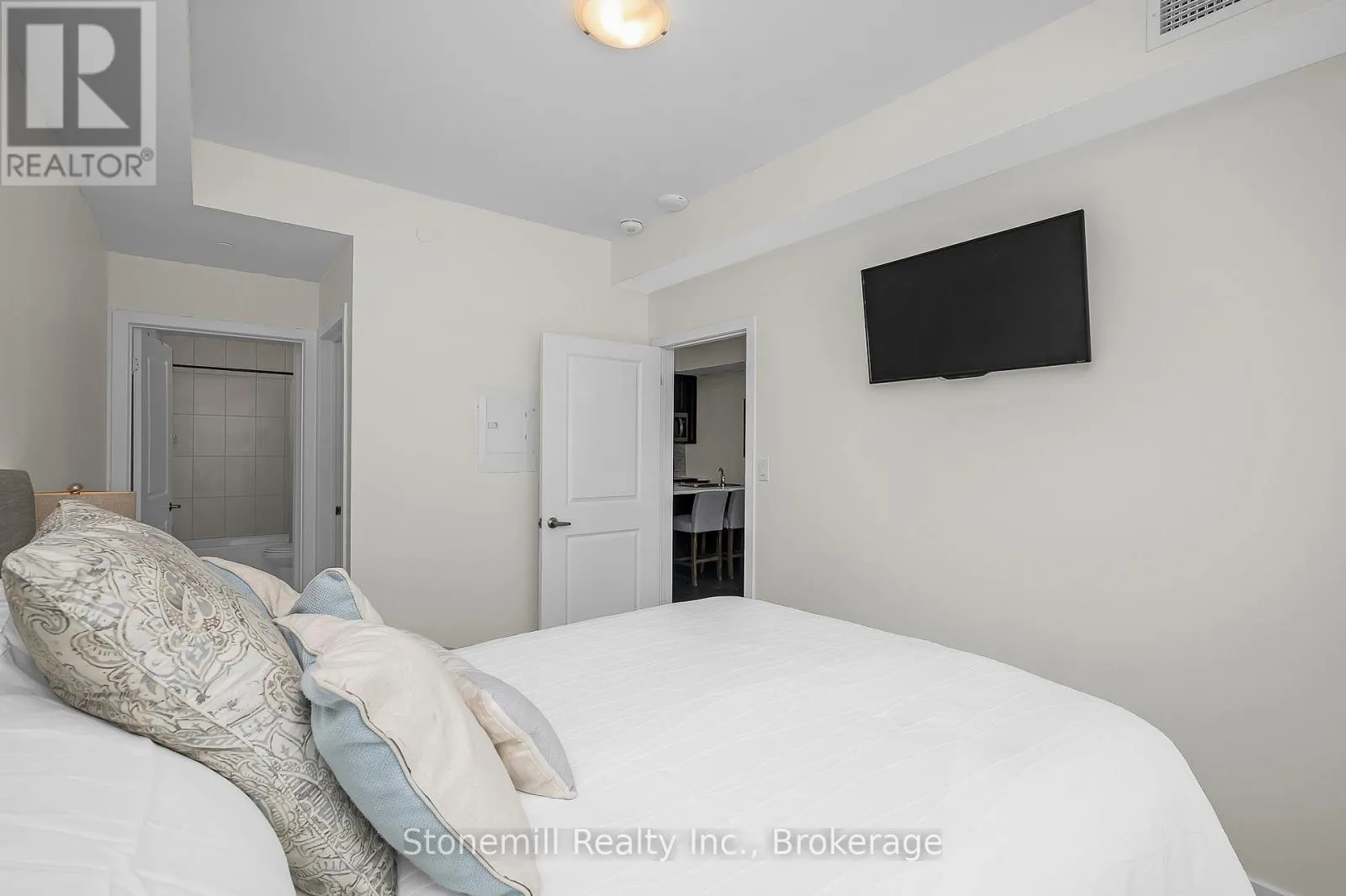 701 - 450 DUNDAS STREET E #701