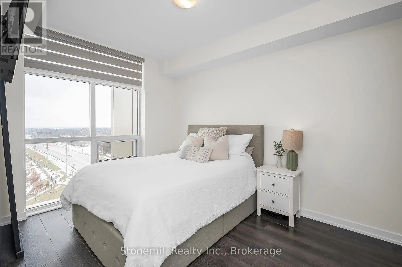 701 - 450 DUNDAS STREET E #701