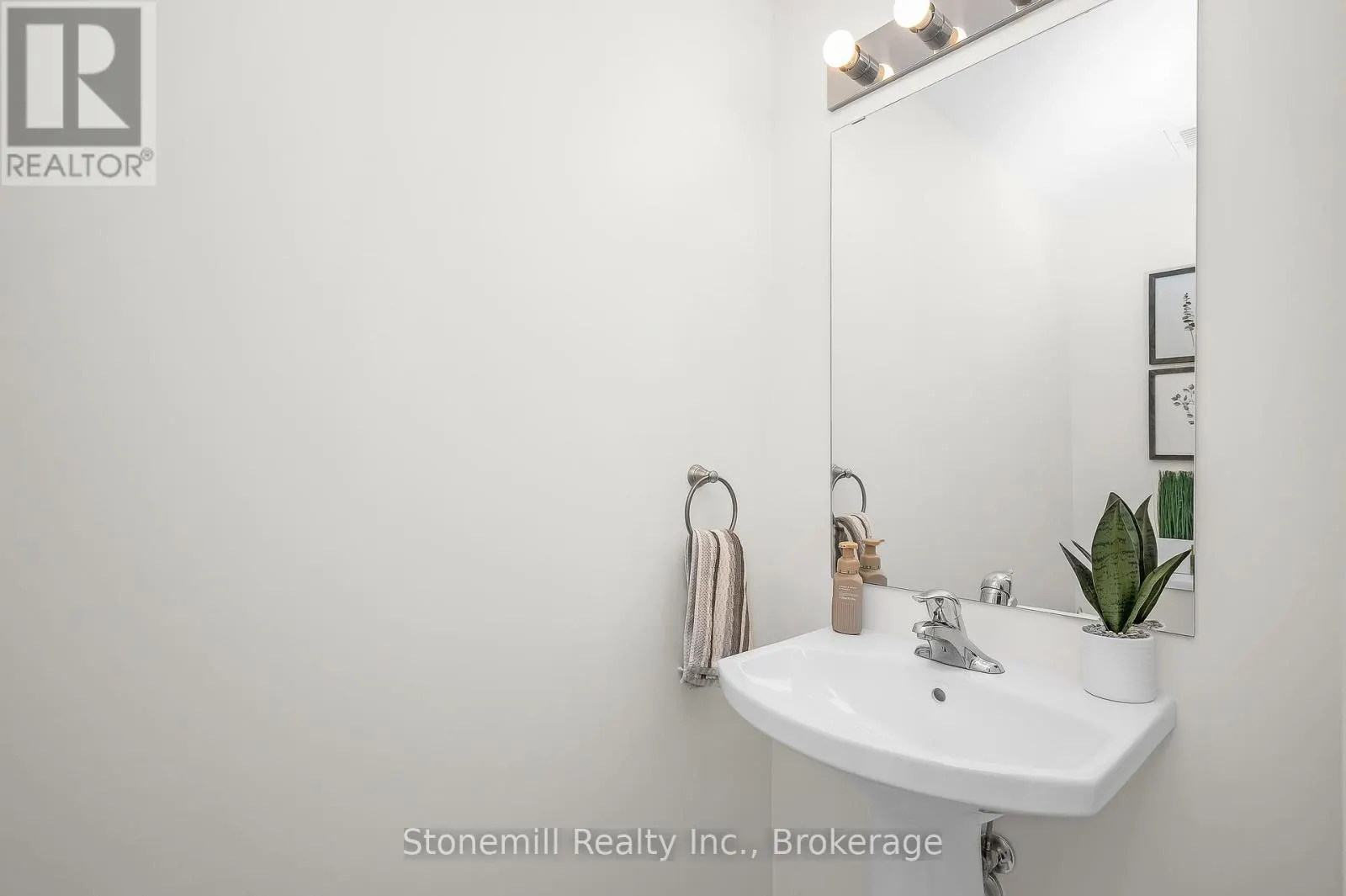 701 - 450 DUNDAS STREET E #701