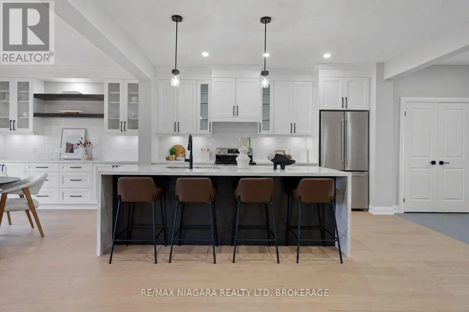 6136 CURLIN CRESCENT