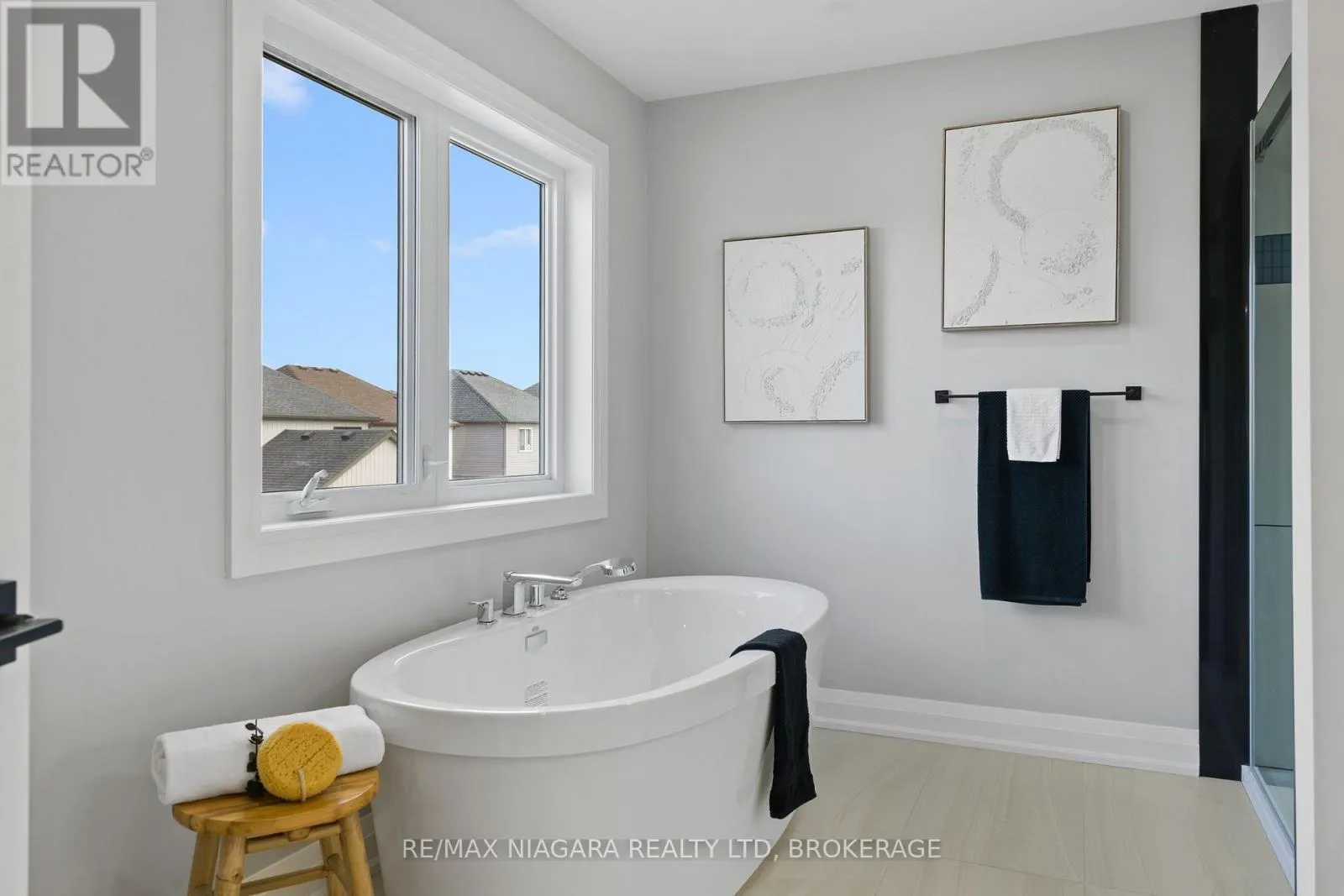 6136 CURLIN CRESCENT