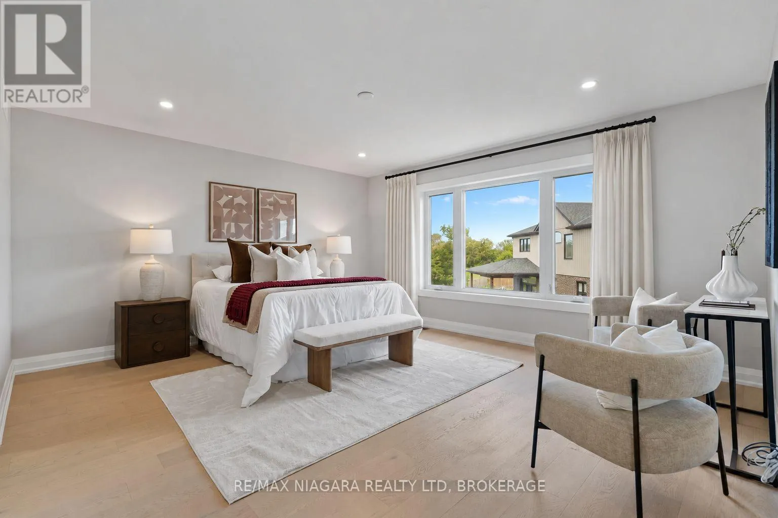 6136 CURLIN CRESCENT
