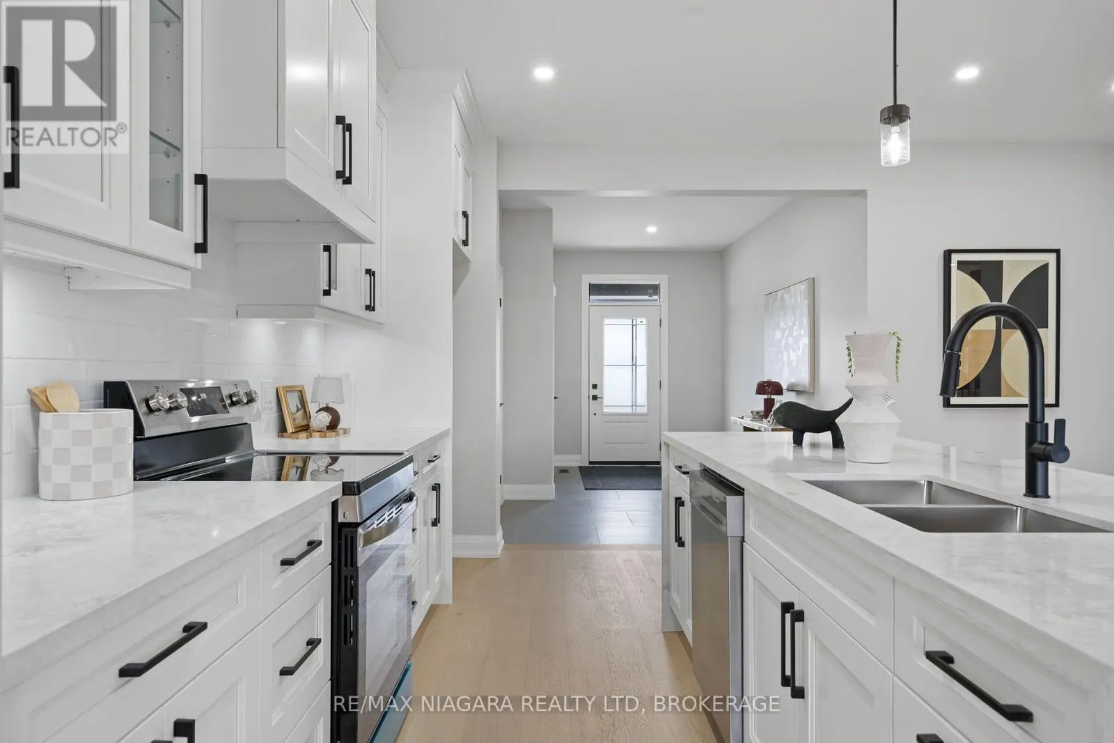 6136 CURLIN CRESCENT