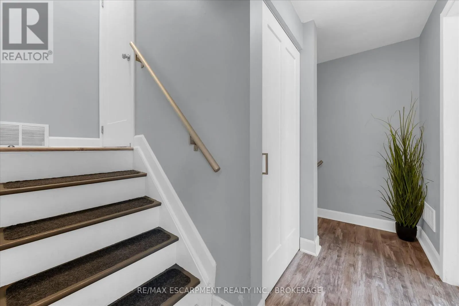 301 - 5 VIKING COURT #301