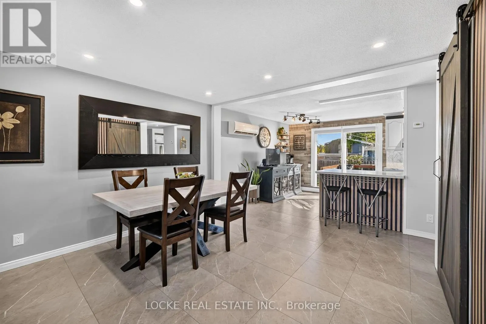 1501 QUEENSWOOD CRESCENT