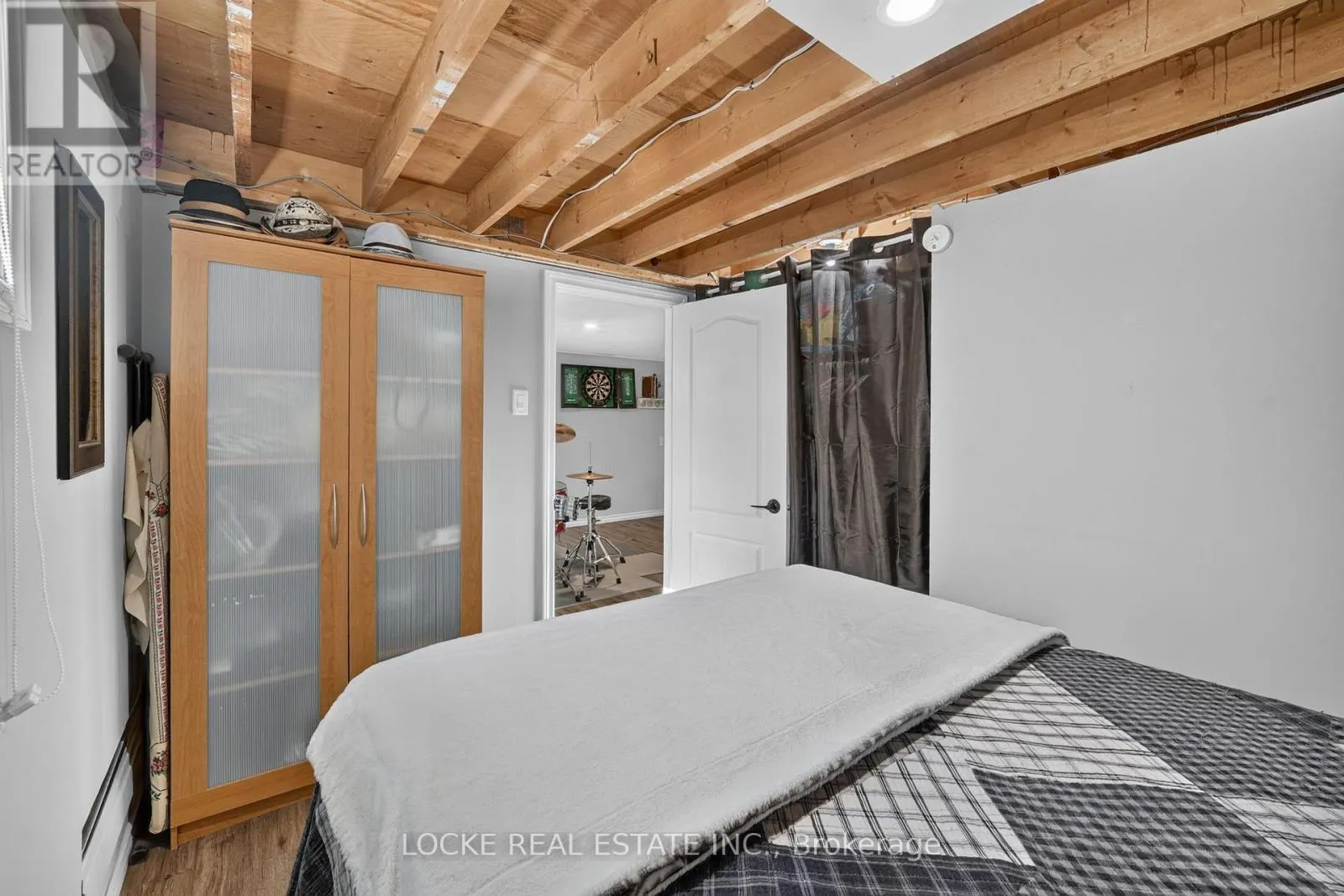 1501 QUEENSWOOD CRESCENT