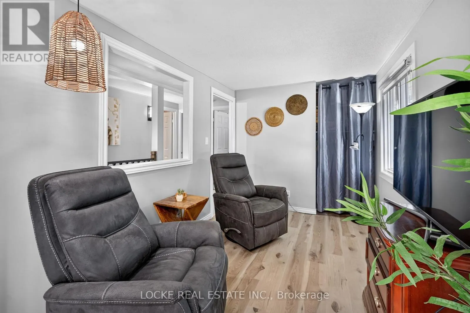 1501 QUEENSWOOD CRESCENT