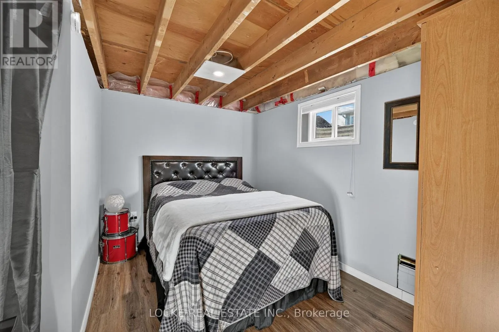 1501 QUEENSWOOD CRESCENT