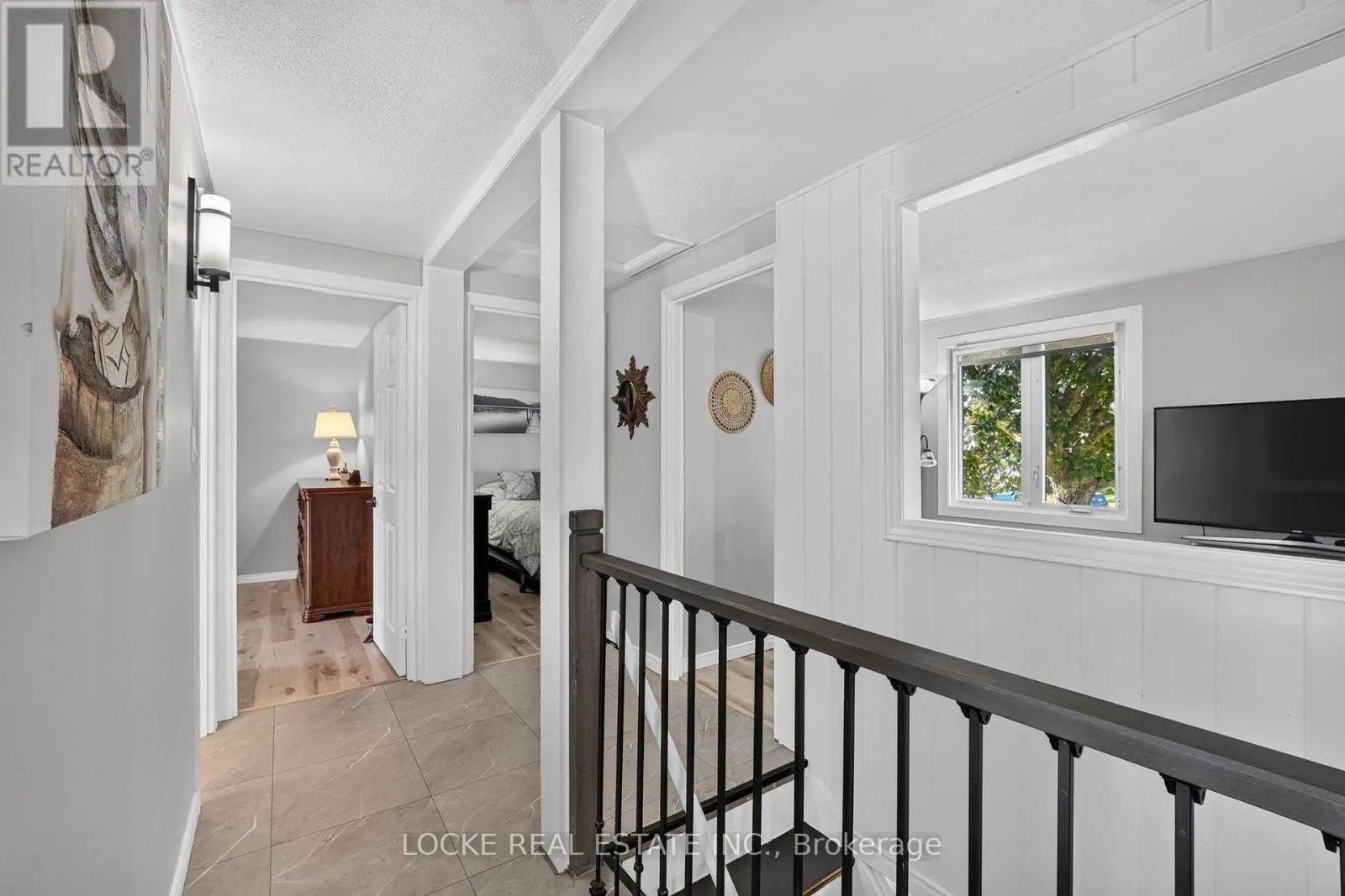 1501 QUEENSWOOD CRESCENT