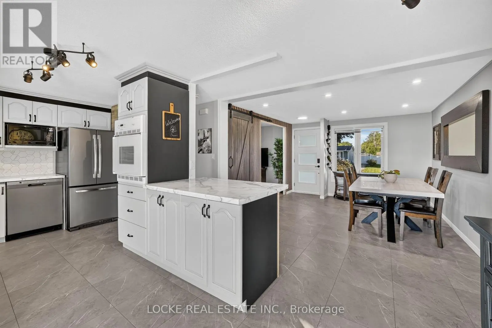 1501 QUEENSWOOD CRESCENT