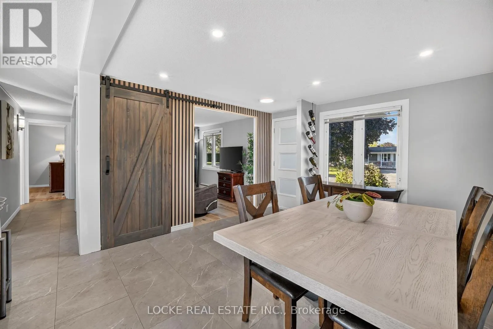 1501 QUEENSWOOD CRESCENT