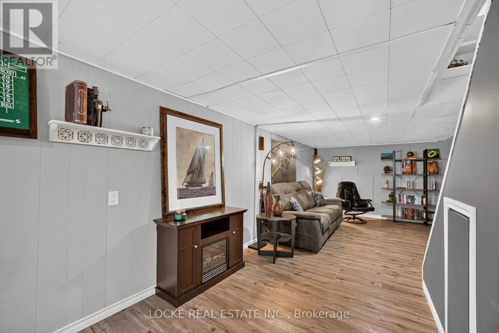 1501 QUEENSWOOD CRESCENT