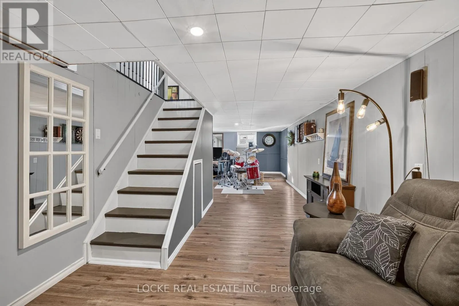 1501 QUEENSWOOD CRESCENT