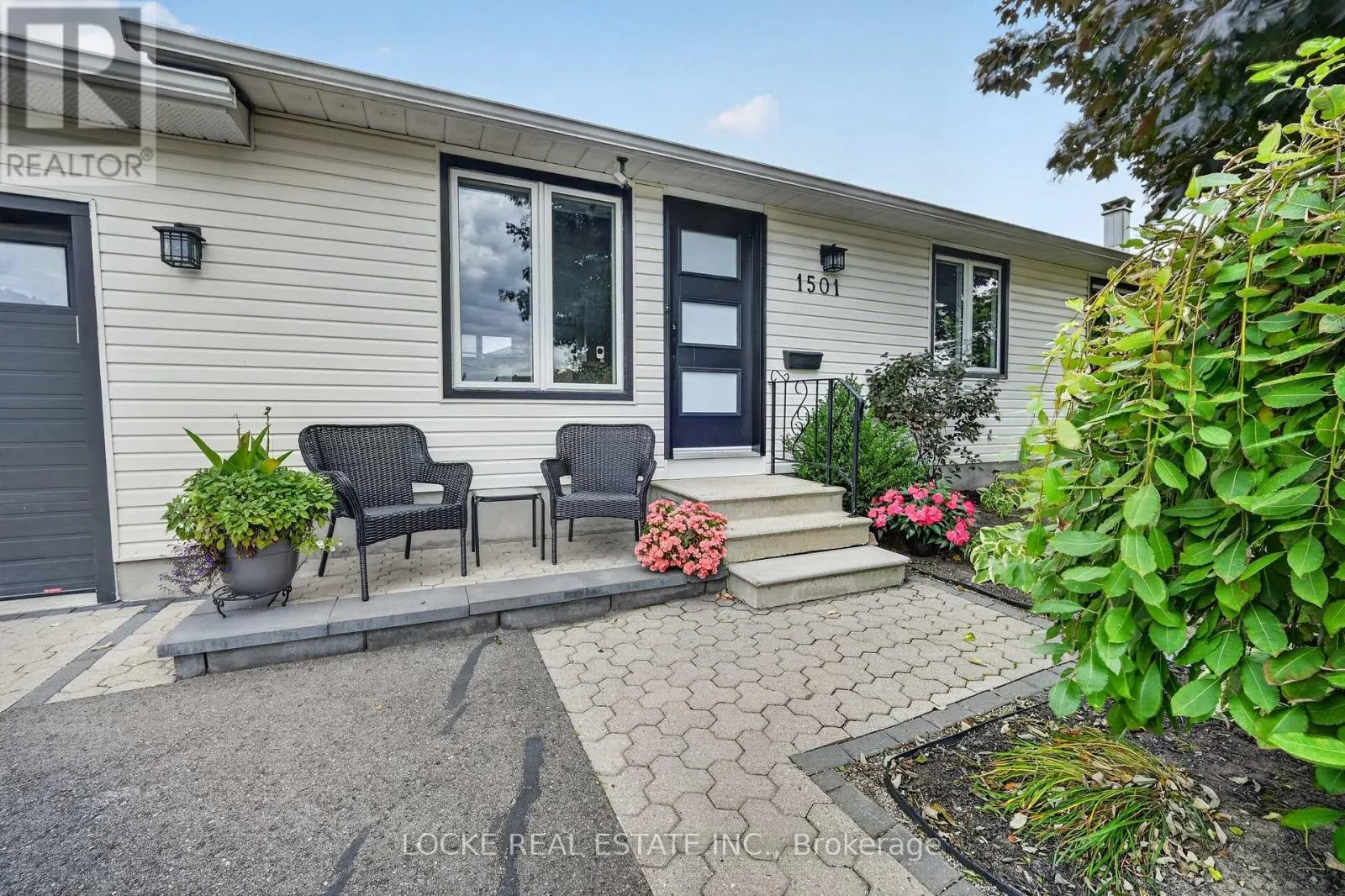 1501 QUEENSWOOD CRESCENT